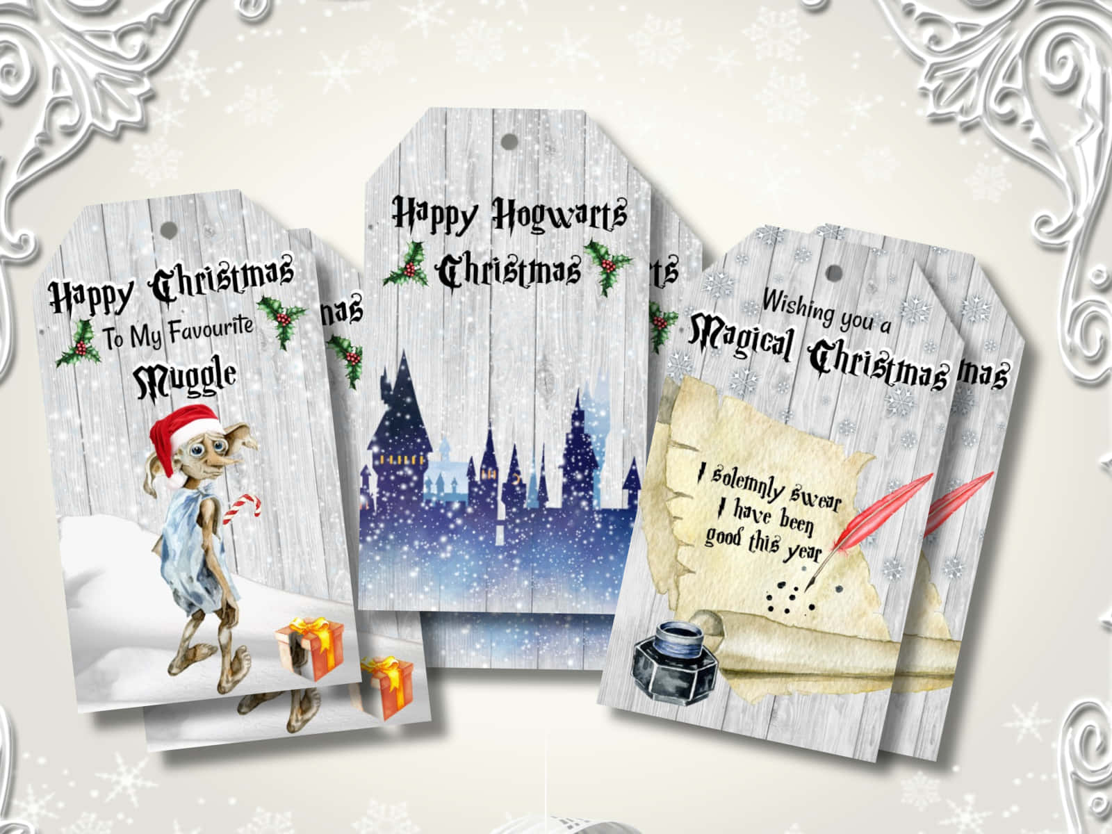 Christmas At Hogwarts 桌布 壁紙 — 三個節日哈利波特主題禮物標籤，帶有雪景和魔法文字，背景為風化木材。