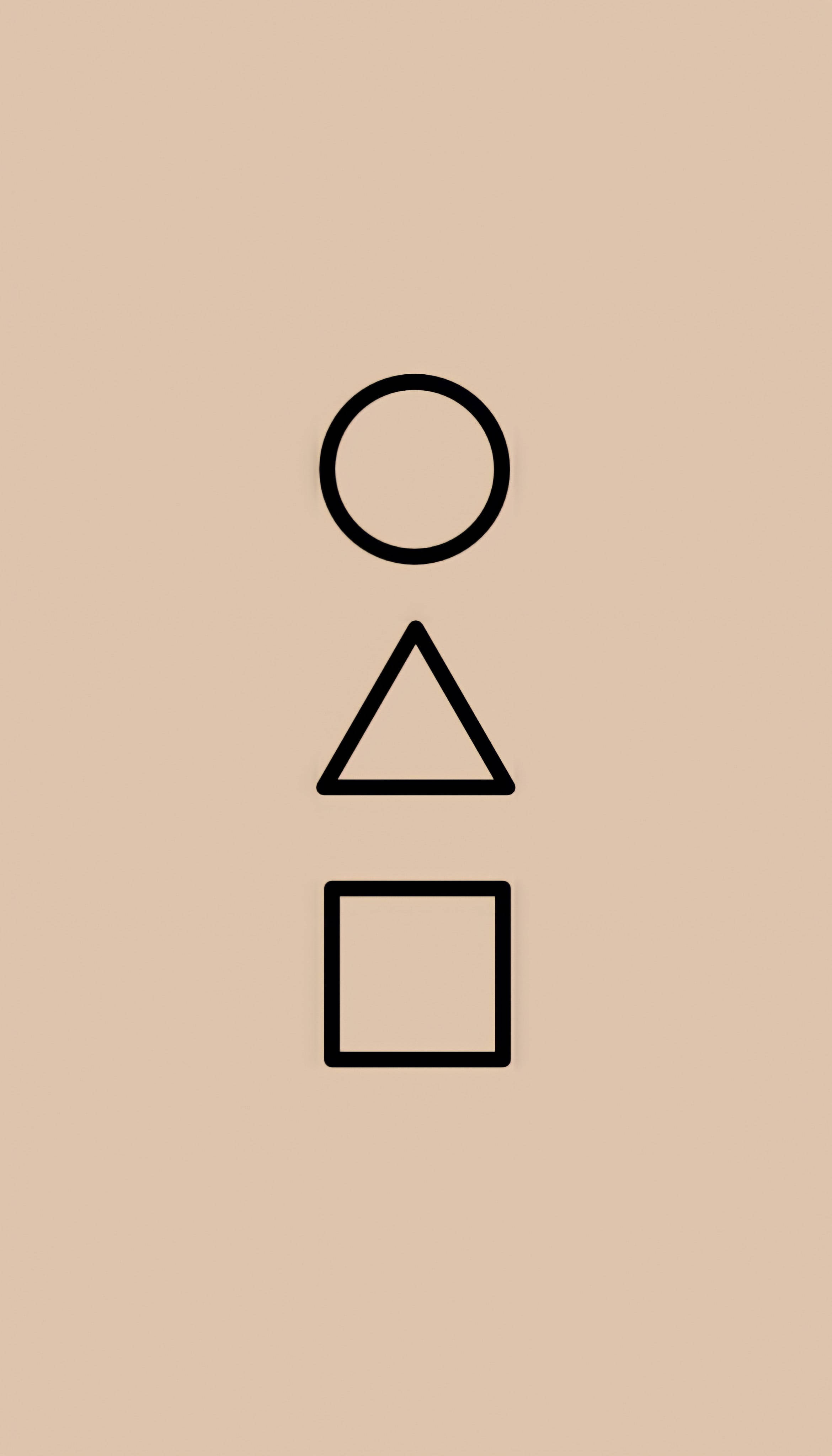 game 桌布 壁紙 — 三個簡單的黑色幾何形狀圓形三角形正方形垂直排列在米色背景上。