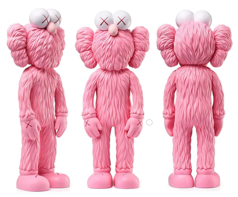 Kaws Bff Pink 桌布 壁紙 — 三個粉紅色KAWS公仔從正面、側面和背面展示，背景為純白色。