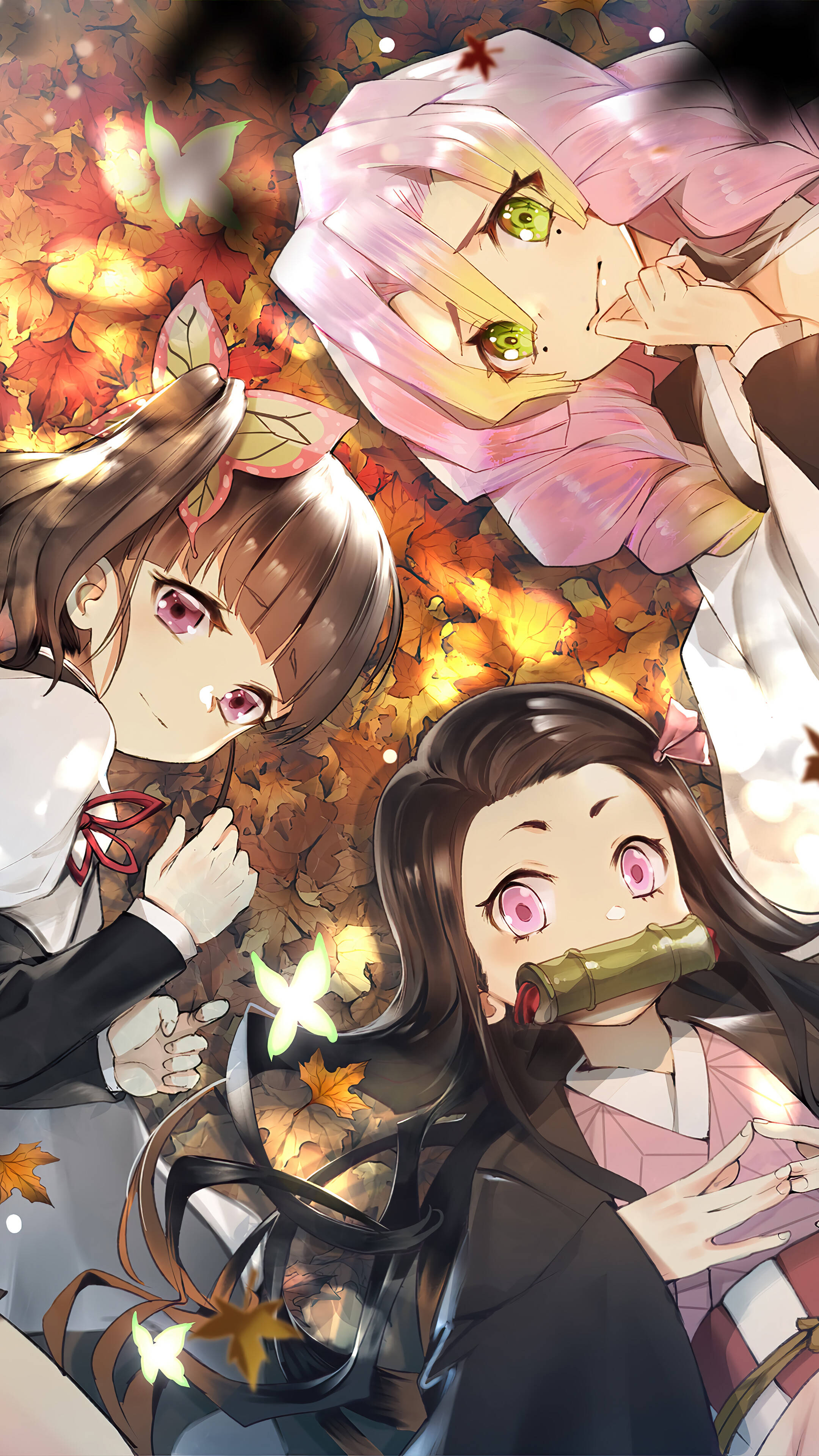kanae kocho 桌布 壁紙 — 三個粉紅色眼睛的動漫女孩，周圍有秋葉旋轉，營造出溫暖發光的場景。