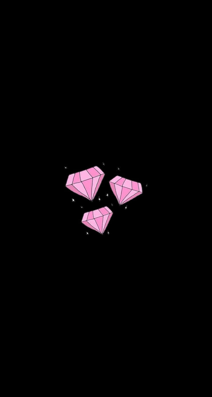 Pink Diamond 桌布 壁紙 — 三個粉紅色鑽石形狀漂浮在黑色背景上，帶有細小的閃光點綴。