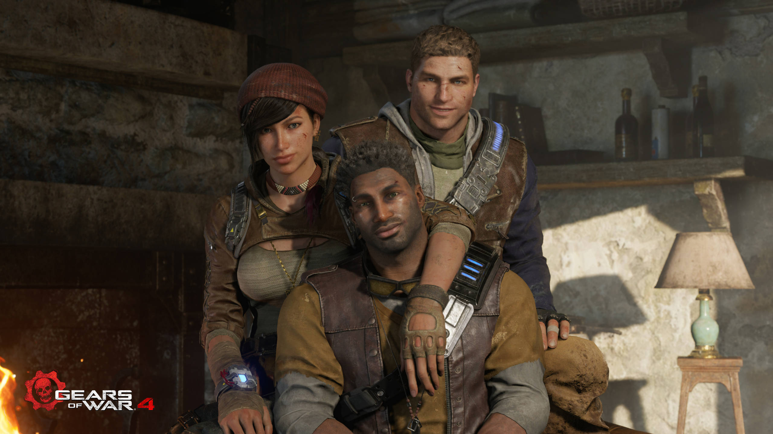 Friends 桌布 壁紙 — 三個粗獷的Gears of War角色在燈光昏暗、樸實的石室中，在閃爍的火堆旁溫馨地擺姿勢。
