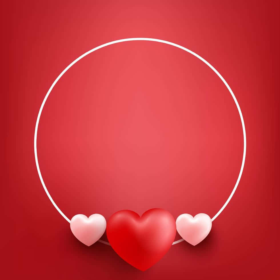 High Resolution Valentines Day 桌布 壁紙 — 三個紅色和粉紅色的光澤心形從白色圓形框架懸掛在純紅色背景上。