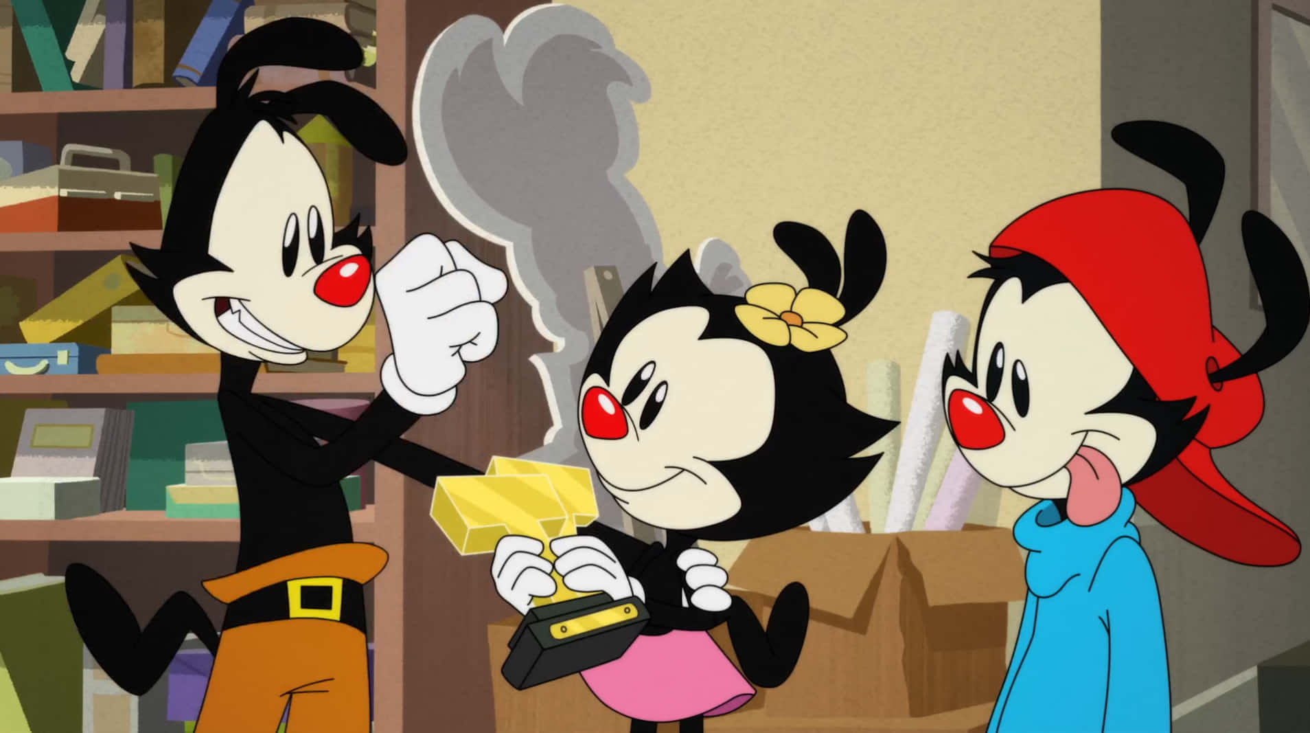 Animaniacs 桌布 壁紙 — 三個紅鼻子的卡通人物站在一個雜亂的房間裡，其中一個拿著冒煙的裝置，另一個則帶著得意的笑容看著。