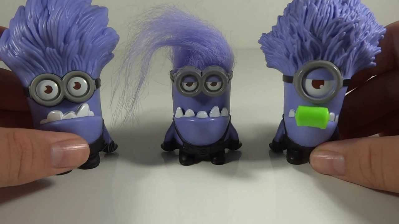 Evil Minion 桌布 壁紙 — 三個紫色小小兵玩具，頭髮凌亂，戴著護目鏡，被手拿著，背景是純白色。
