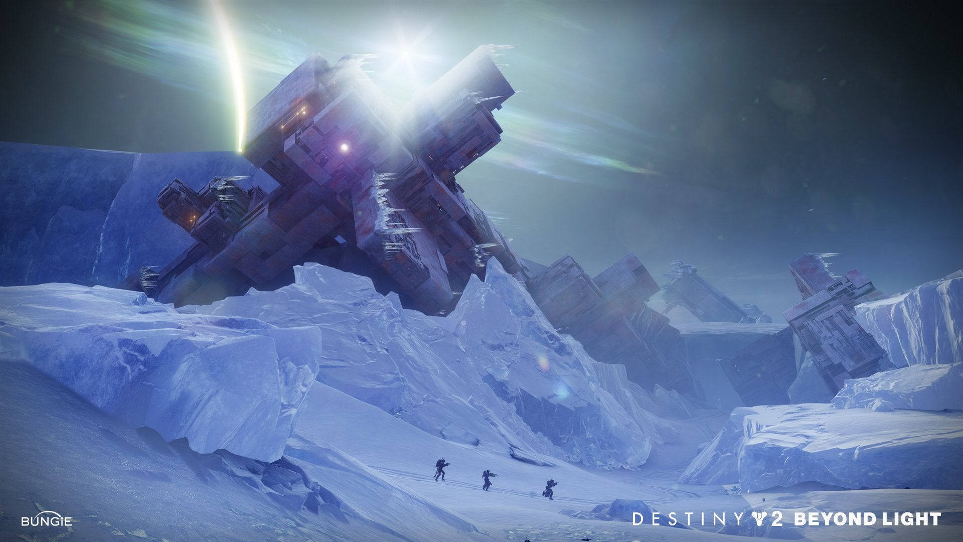 Destiny 2 桌布 壁紙 — 三個細小的人物在一個巨大的墜毀飛船下穿越冰凍的外星景觀，飛船散發著光芒。