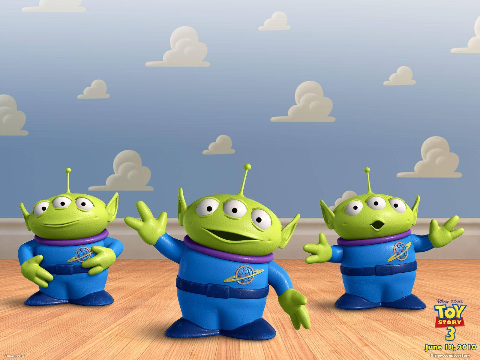 Toy Story 3 桌布 壁紙 — 三個綠色三眼外星人穿著藍色太空衣，在木地板上愉快地揮手，天空中有蓬鬆的雲朵。