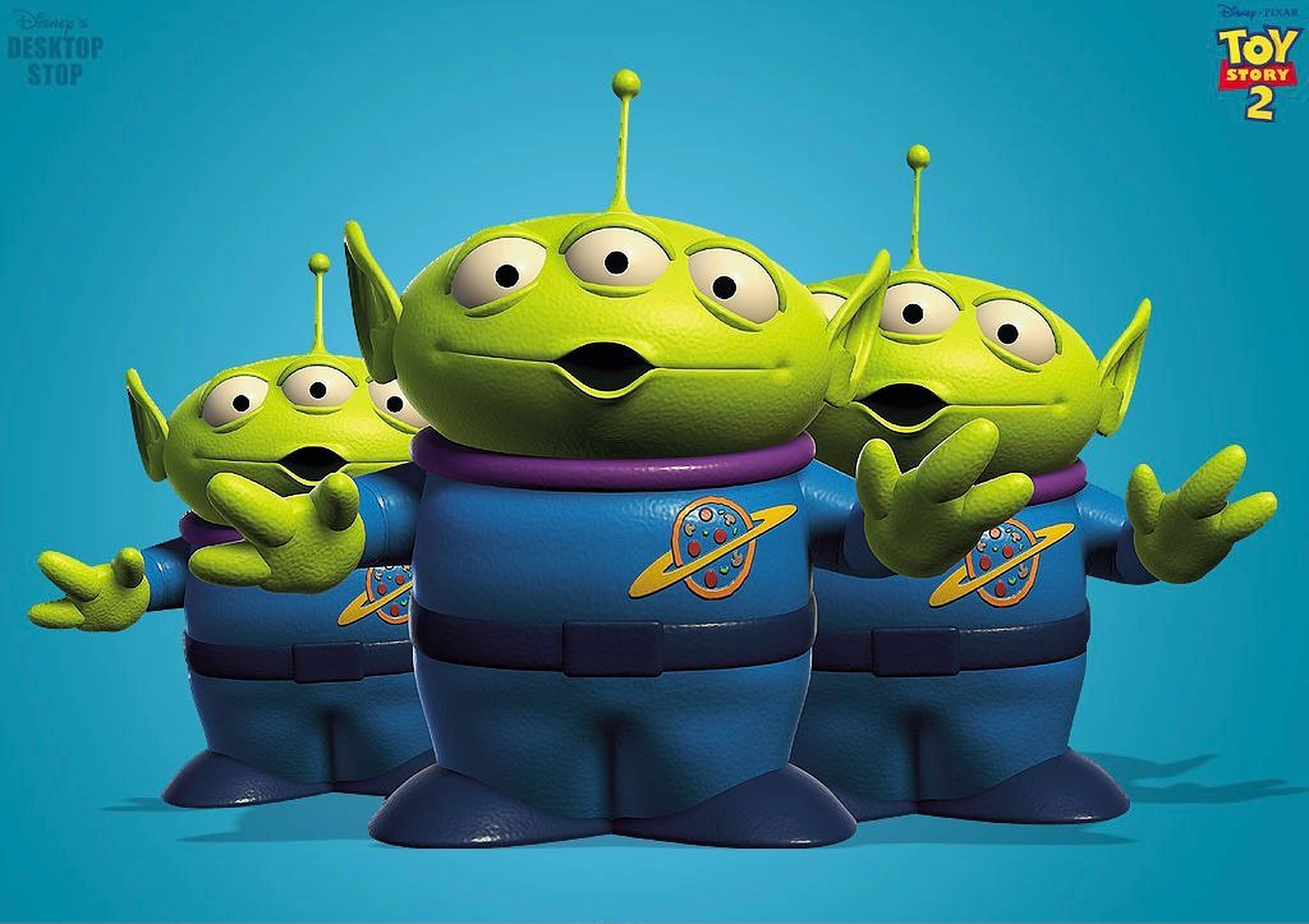 Toy Story Alien 桌布 壁紙 — 三個綠色三眼外星人身穿藍色太空服，站在純藍色背景前，表情驚訝。