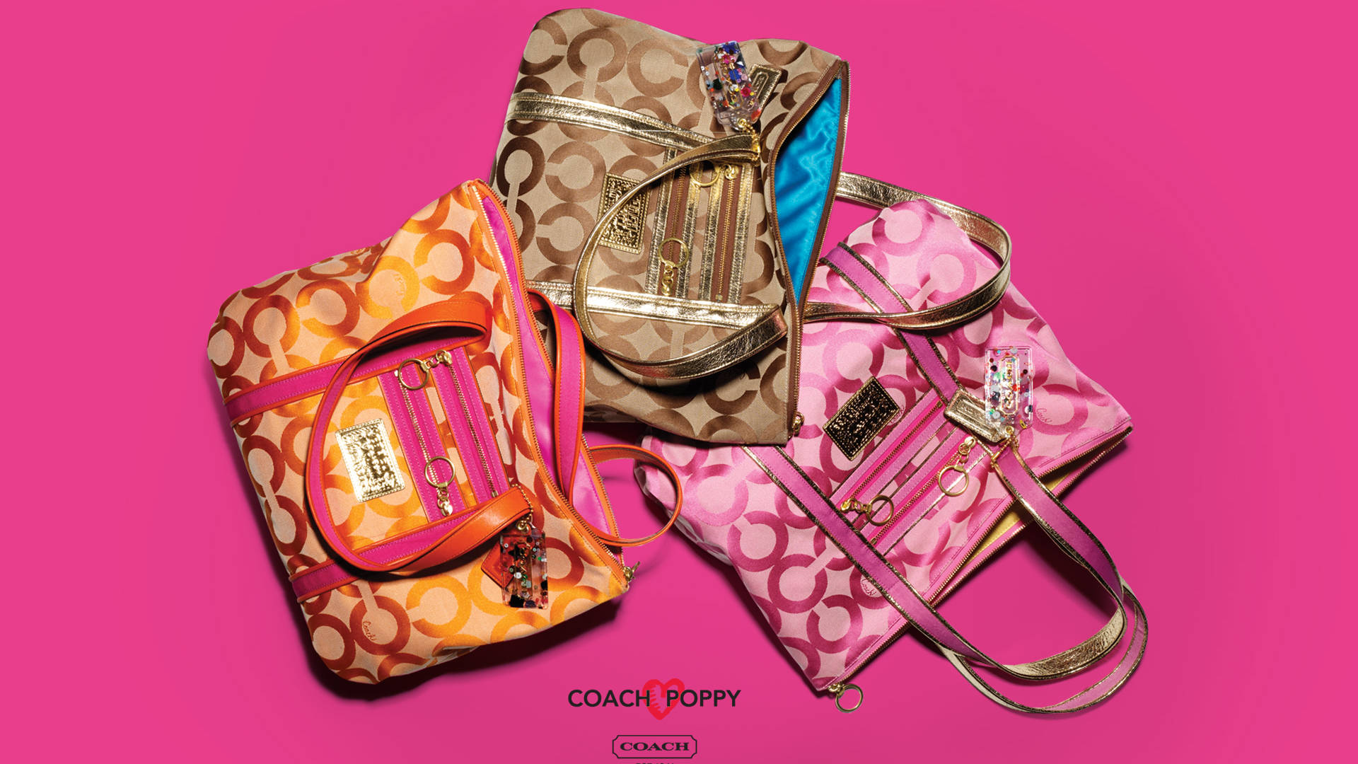 Coach 桌布 壁紙 — 三個色彩繽紛的Coach Poppy手提包，帶有標誌性圖案和金色點綴，排列在充滿活力的粉紅色背景上。