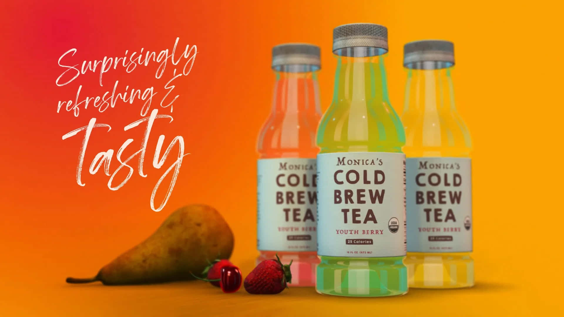 Drink 桌布 壁紙 — 三個色彩繽紛的Monica's Cold Brew Tea瓶，搭配梨和草莓，置於充滿活力的橙色漸變背景上。