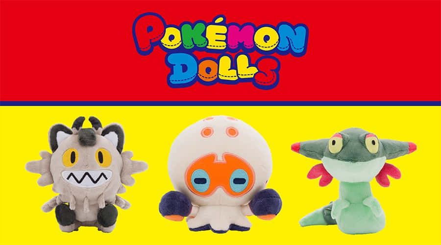 高清 桌布 壁紙 — 三個色彩繽紛的Pokémon毛絨玩偶坐在大膽的紅色和黃色背景上，上方有「Pokémon Dolls」標誌。