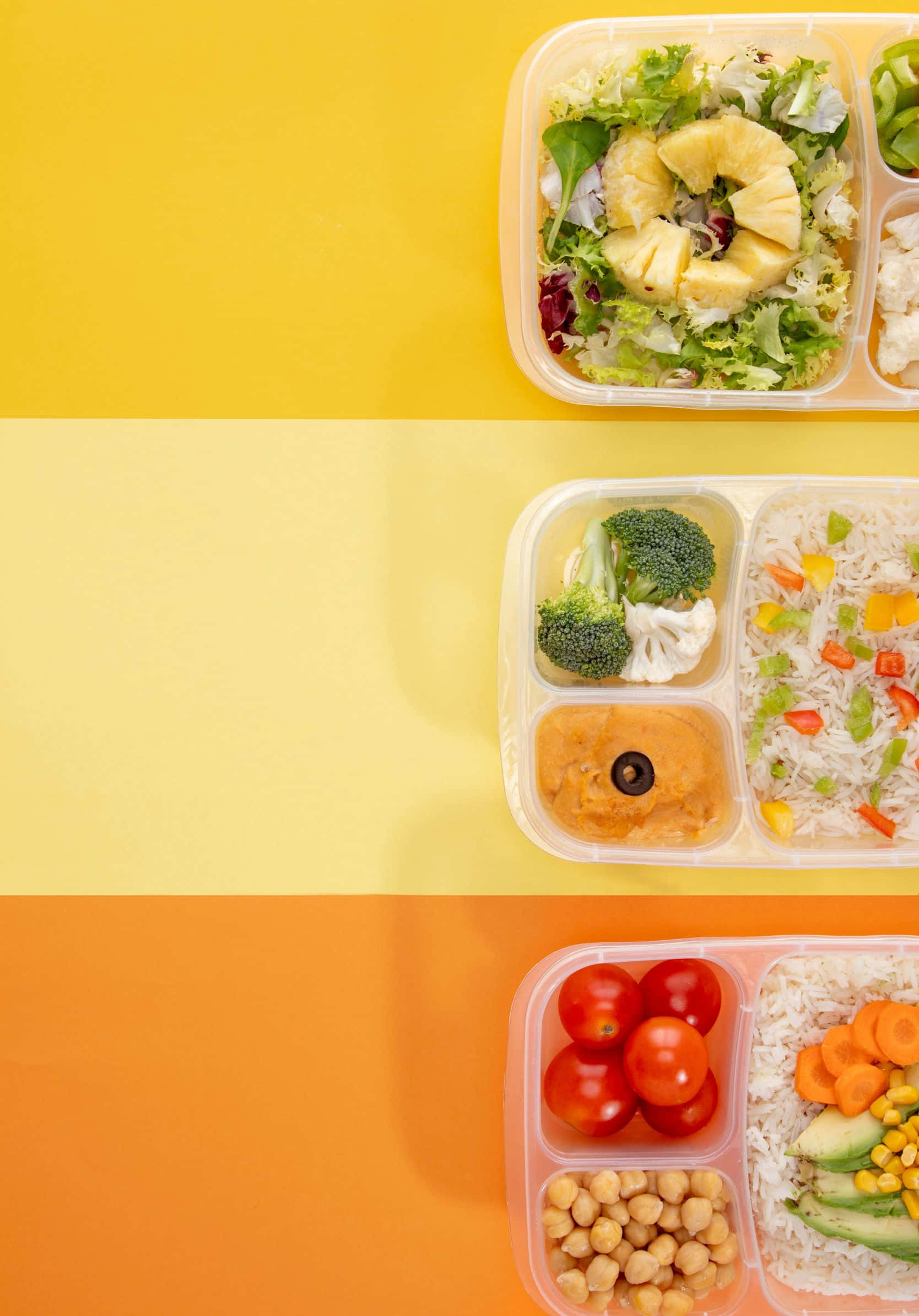 1668x2388 桌布 壁紙 — 三個色彩繽紛的便當盒，裝滿新鮮沙拉、米飯和蔬菜，排列在漸變黃橙色背景上。