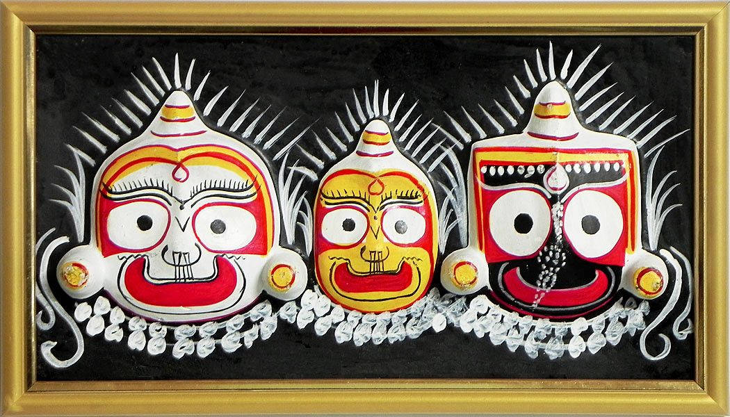Jagannath 桌布 壁紙 — 三個色彩繽紛的傳統印度面具，帶有鮮明的紅、黃、白設計，金色邊框，黑色背景。