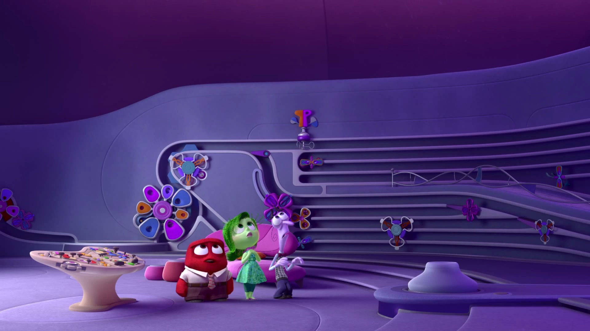 Fear Inside Out 桌布 壁紙 — 三個色彩繽紛的動畫情緒角色站在一個充滿發光抽象面板的未來紫色控制室中。