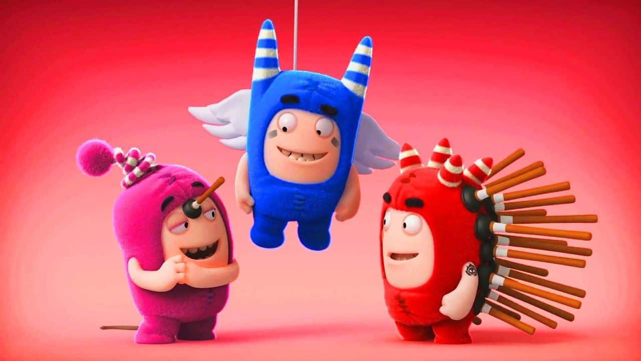Oddbods 桌布 壁紙 — 三個色彩繽紛的卡通怪物，有翅膀和尖刺，在漸變紅色背景前開心地擺姿勢。