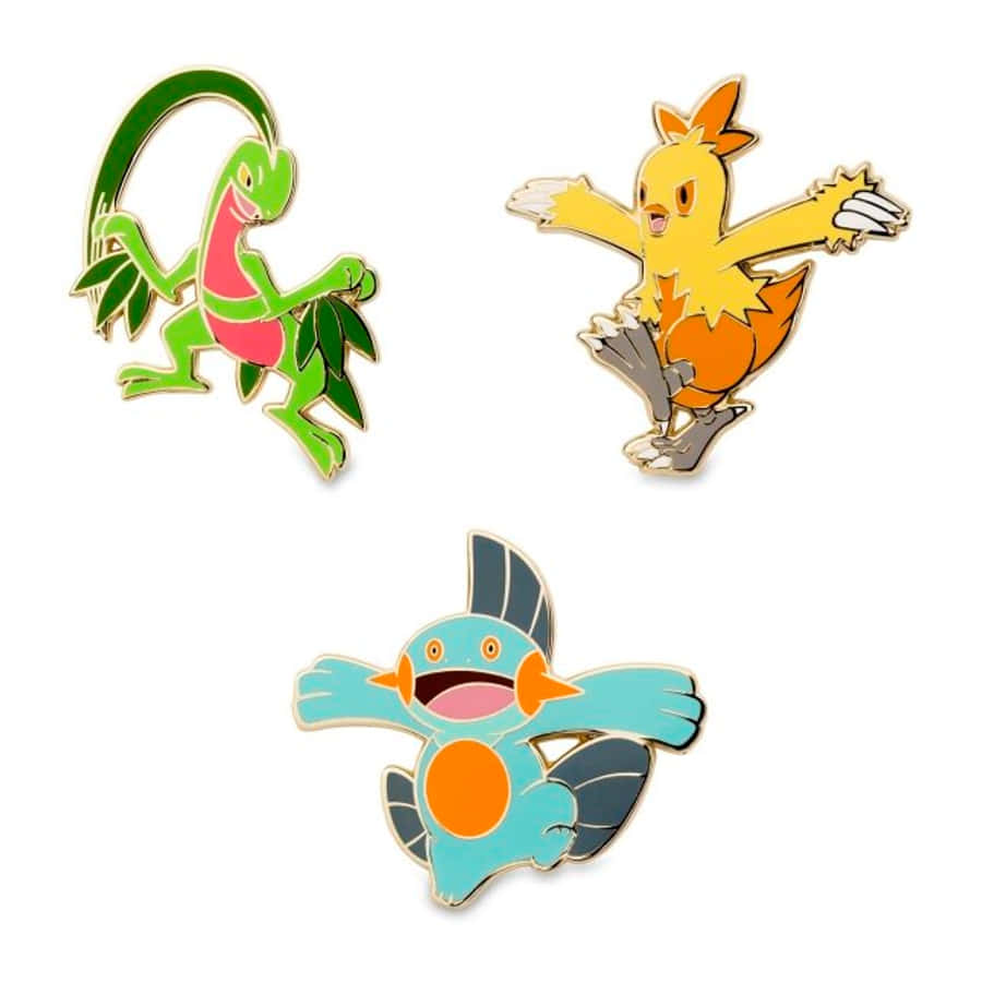 Marshtomp 桌布 壁紙 — 三個色彩繽紛的寶可夢琺瑯徽章，以Grookey、Fletchling和Sobble為特色，在純白色背景上擺出動態姿勢。