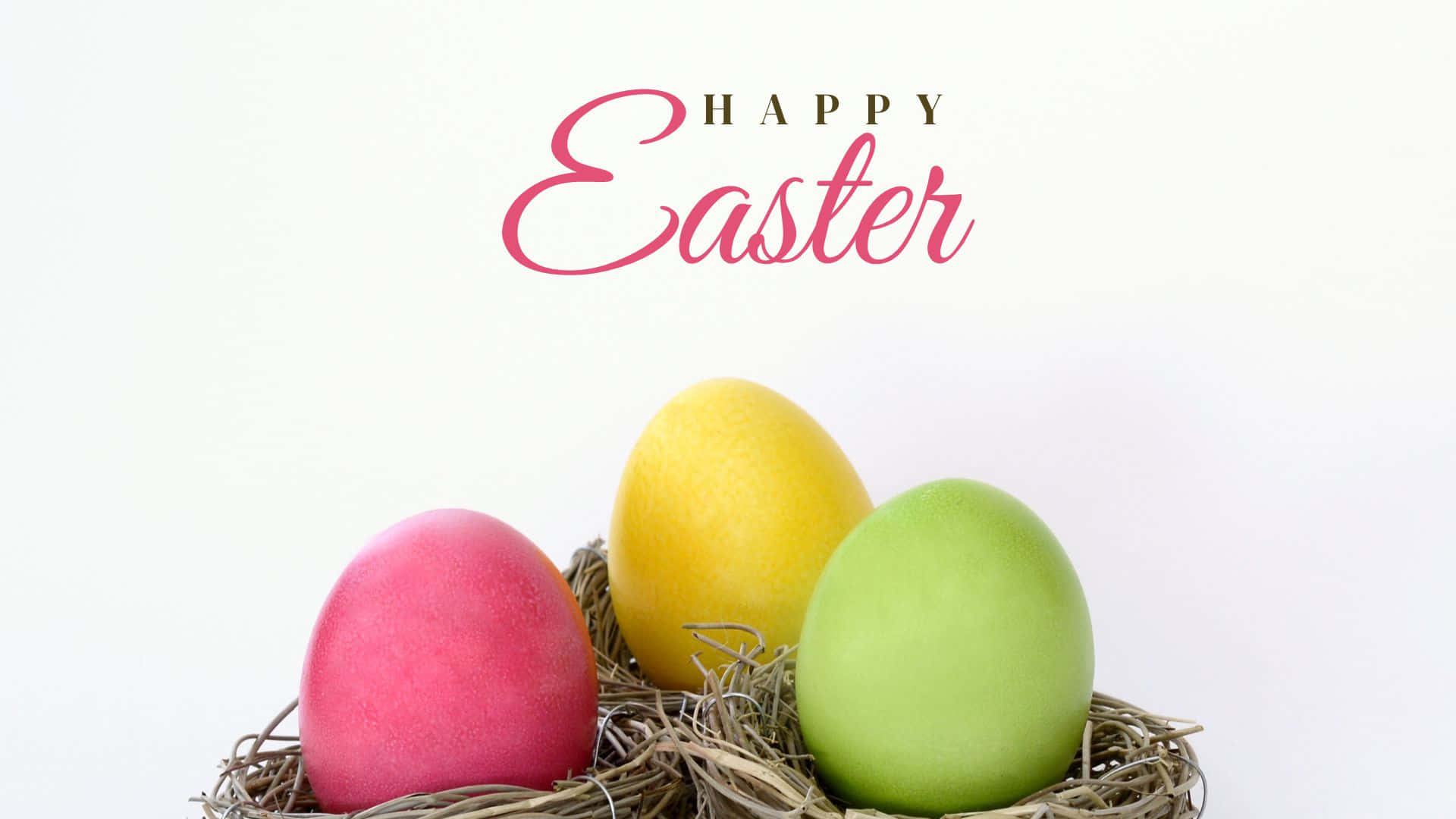 Happy Easter 桌布 壁紙 — 三個色彩繽紛的復活節彩蛋（粉紅色、黃色和綠色）放在一個編織的巢中，背景是柔和的白色，並帶有 'Happy Easter' 文字。
