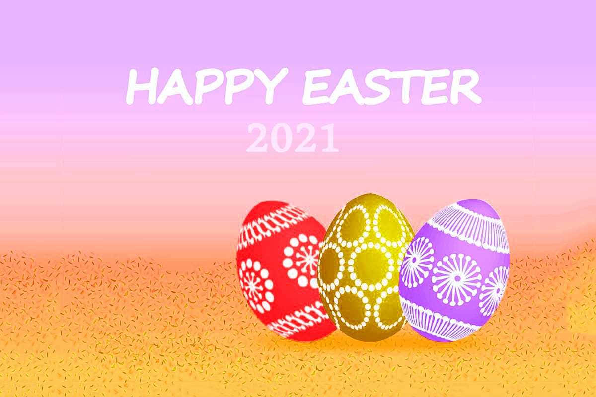 Cute Happy Easter 桌布 壁紙 — 三個色彩繽紛的復活節蛋裝飾在質感豐富的金色田野上，背景是柔和的粉紅與橙色漸變天空。