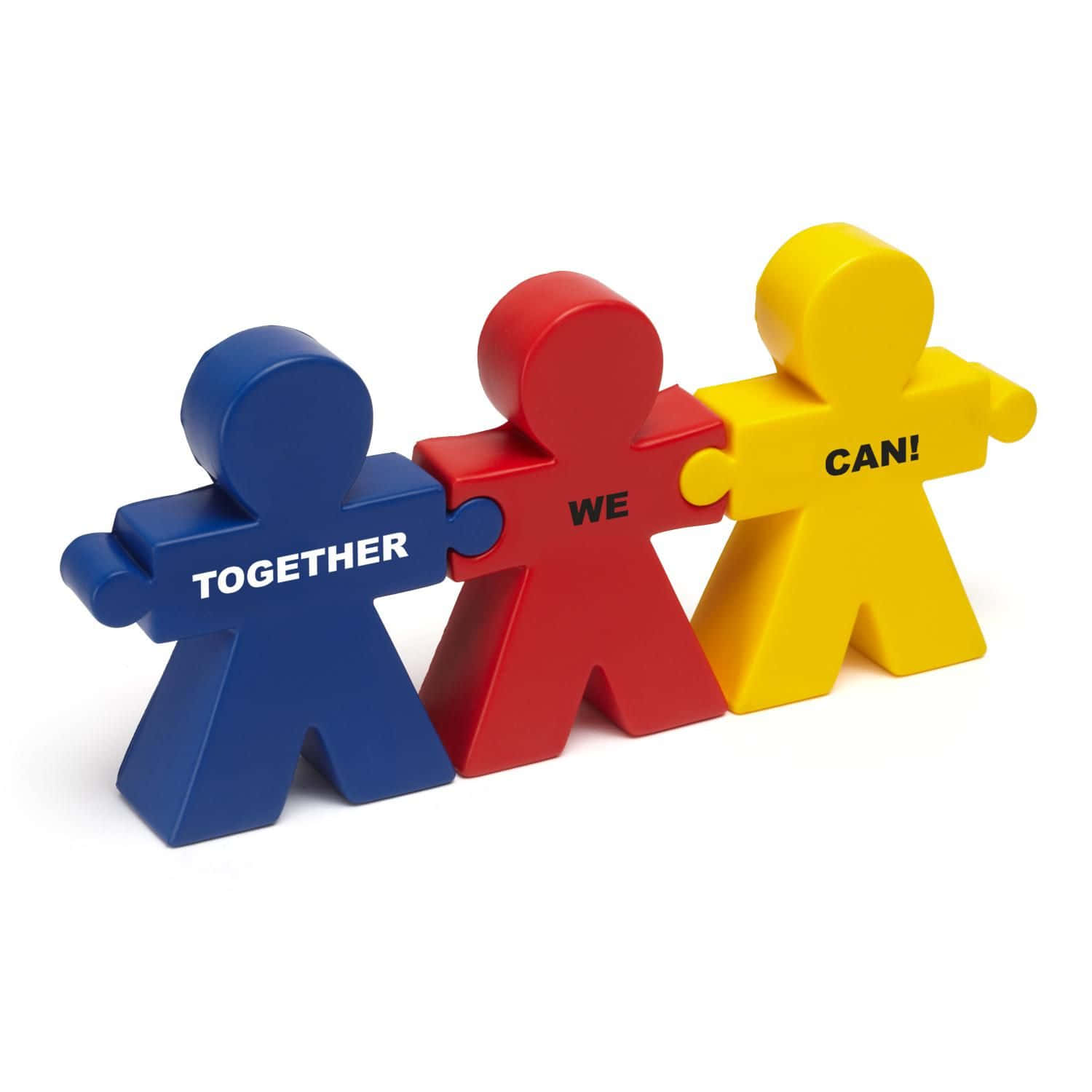 Teamwork 桌布 壁紙 — 三個色彩繽紛的拼圖塊人物，藍色、紅色和黃色，手牽手形成「一起我們可以」的短語