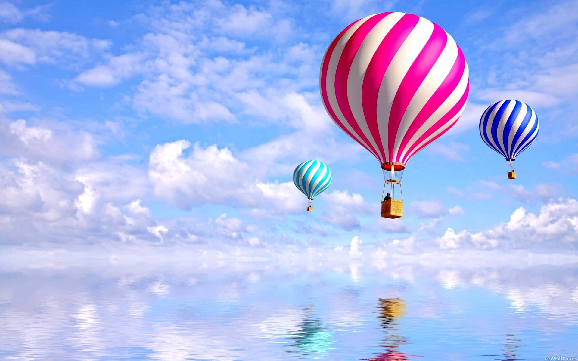 Hot Air Balloon 桌布 壁紙 — 三個色彩繽紛的條紋熱氣球在平靜的反射面上方寧靜地漂浮，下方是明亮的藍天和蓬鬆的雲朵。