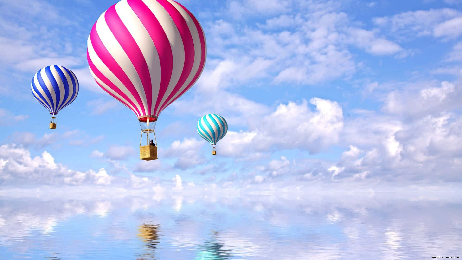 Hot Air Balloon 桌布 壁紙 — 三個色彩繽紛的條紋熱氣球在平靜的反射海面上方寧靜地漂浮，天空湛藍，白雲朵朵。