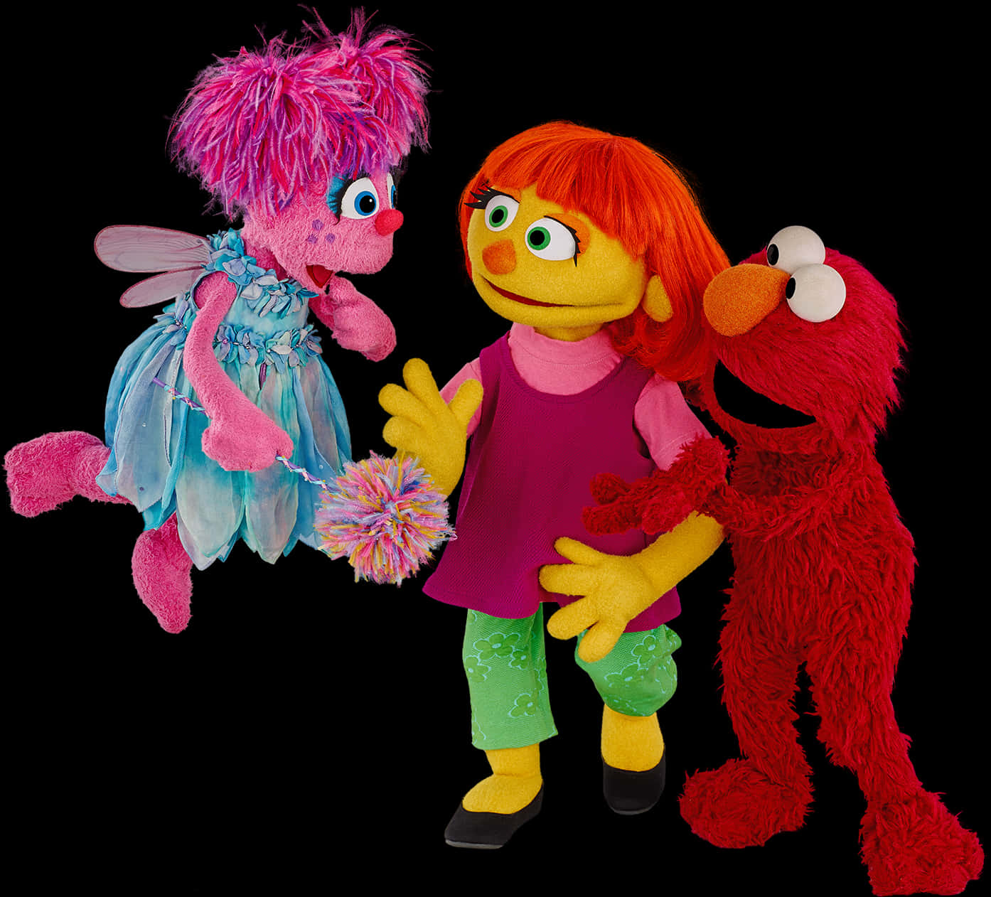 Elmo 桌布 壁紙 — 三個色彩繽紛的芝麻街布偶，一個粉紅仙女，一個橙色頭髮的女孩和艾蒙，在黑色背景前一起擺姿勢。