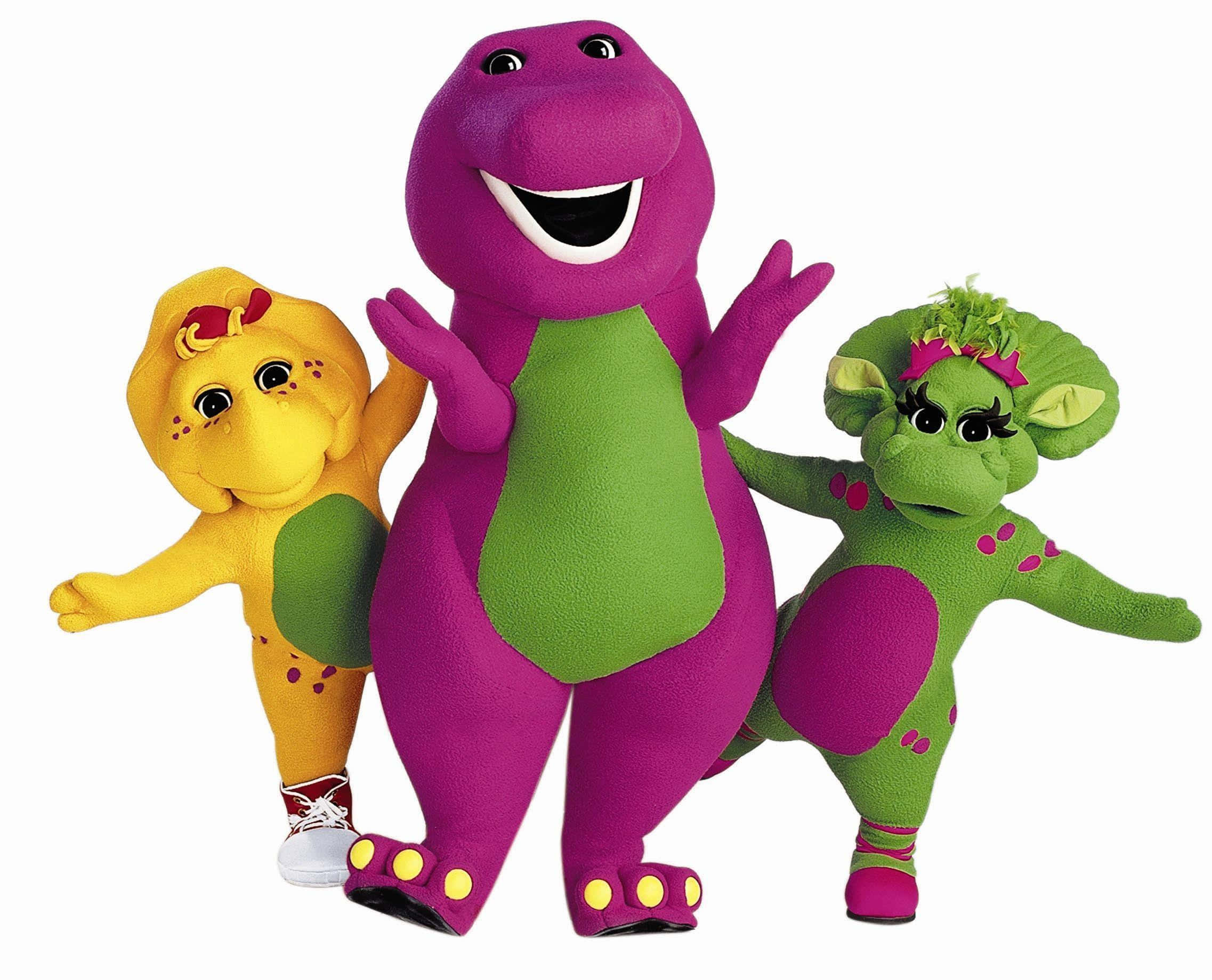 barney 桌布 壁紙 — 三個色彩鮮豔、開心的 Barney 和朋友們玩偶，在純白背景前快樂地擺姿勢。