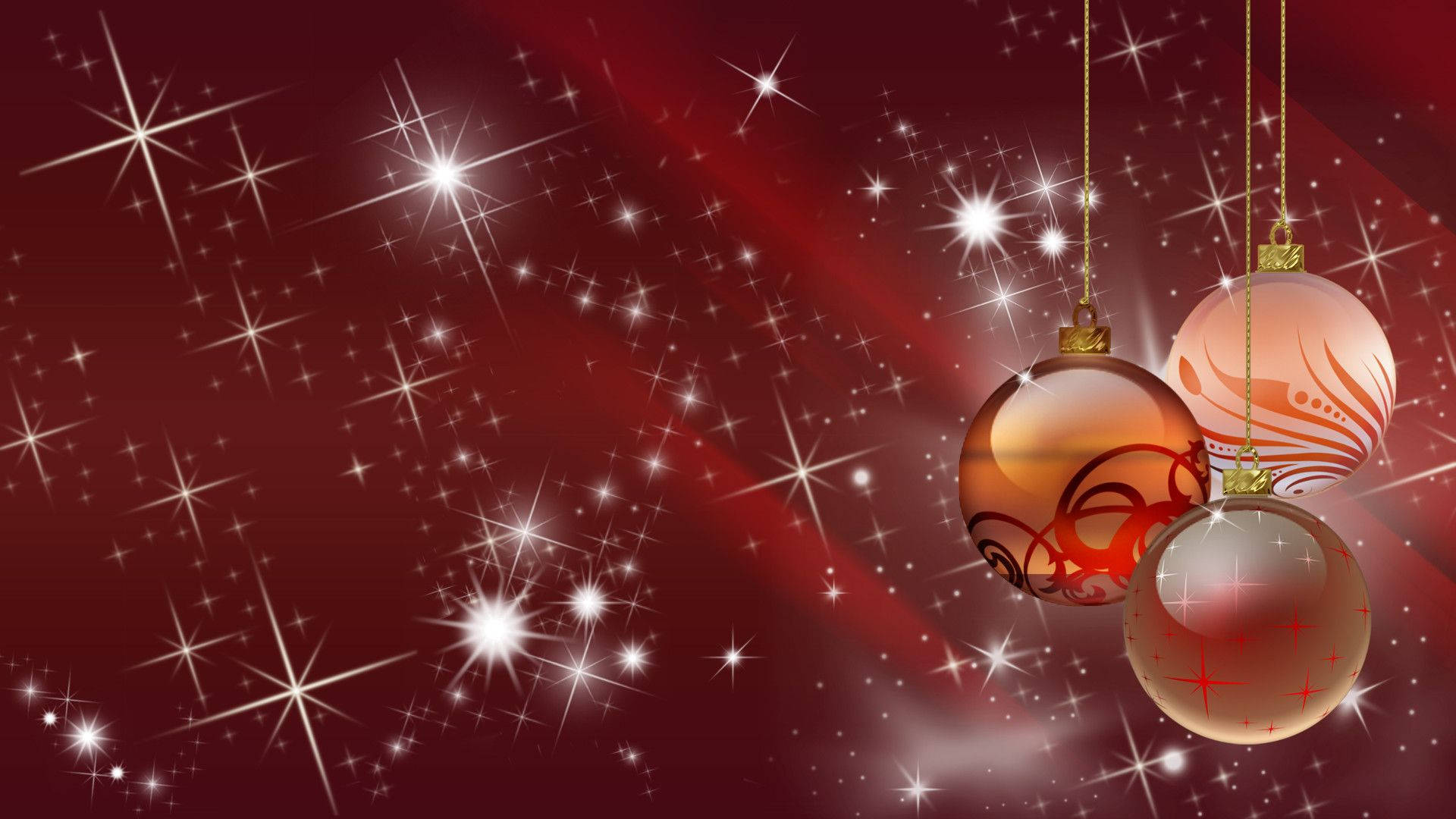 Christmas Balls 桌布 壁紙 — 三個華麗的聖誕裝飾品懸掛在閃爍的紅色背景上，帶有放射狀的星爆效果。