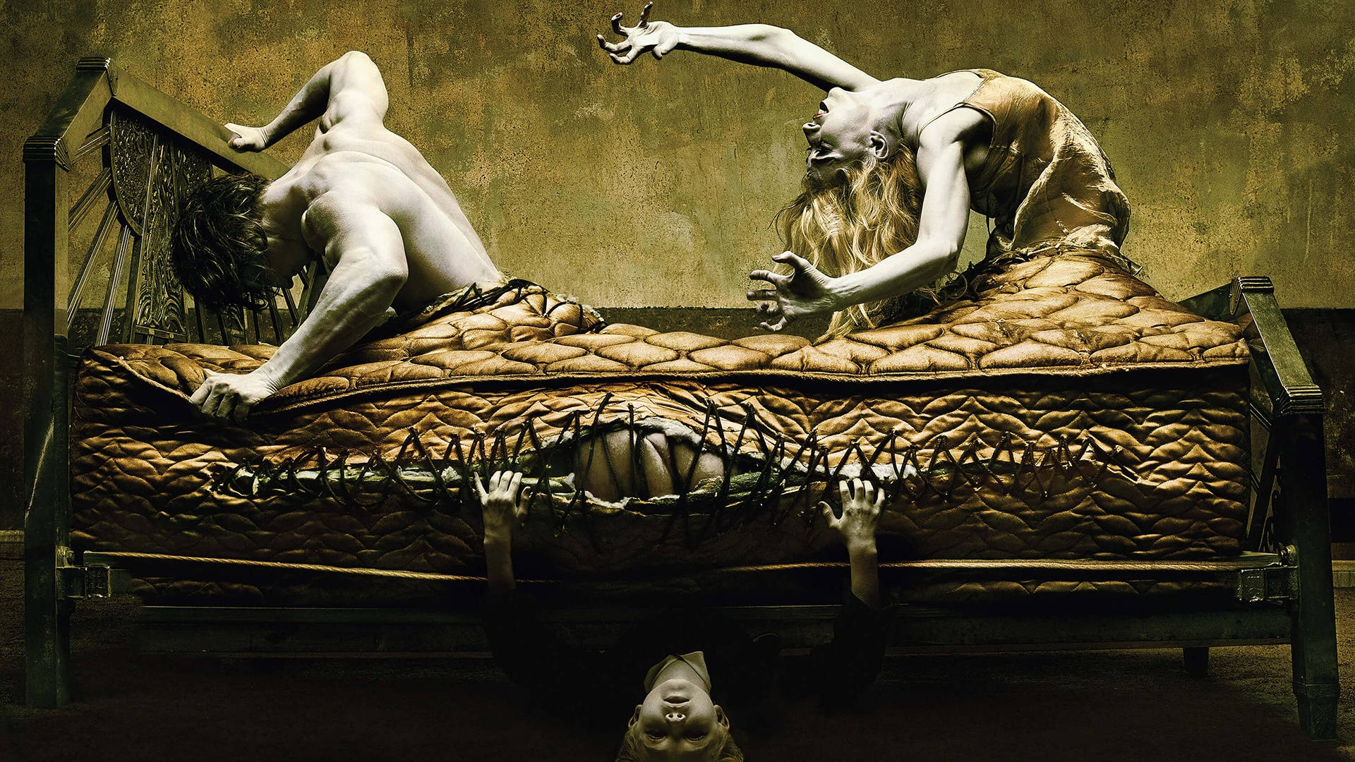 American Horror Story 桌布 壁紙 — 三個蒼白的身影在一個露出彈簧的怪異床上和床下扭曲，背景是紋理牆壁。