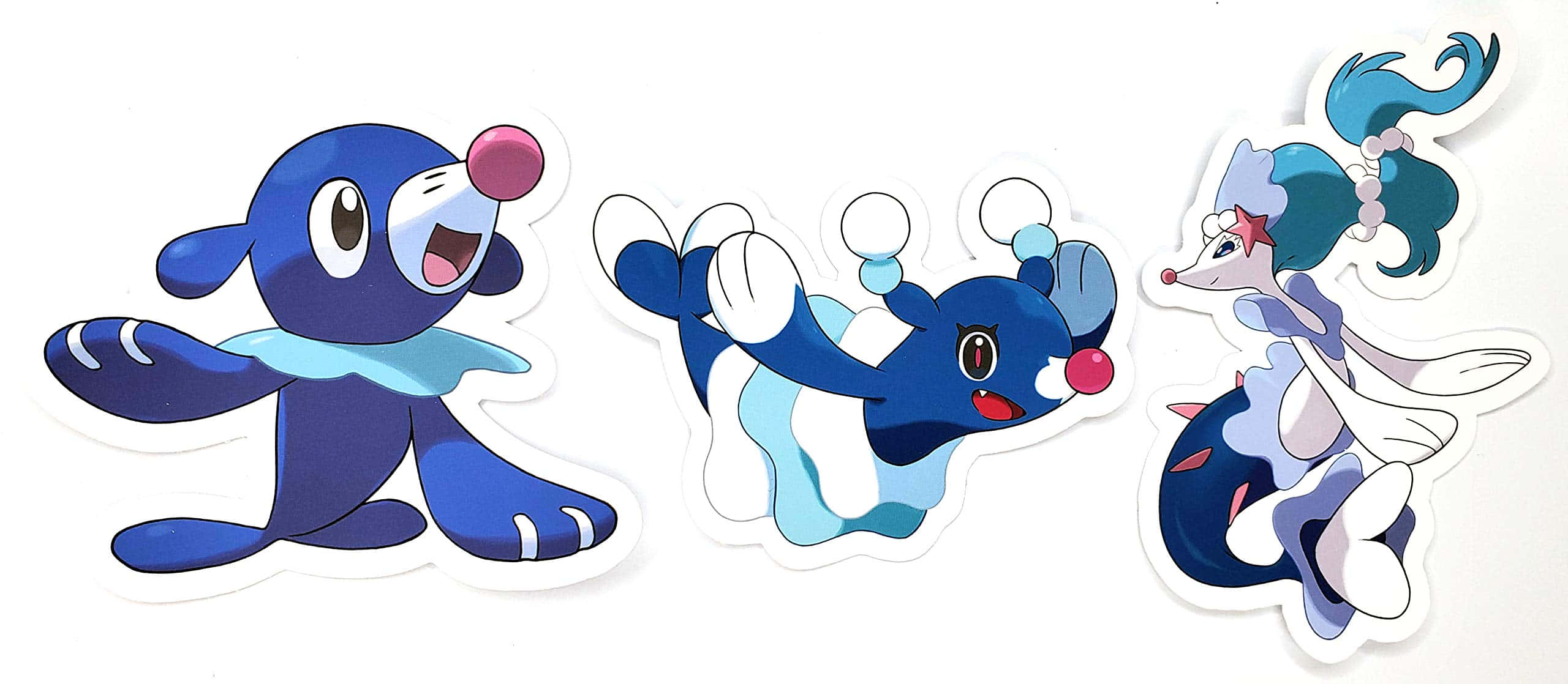 Pokemon Aesthetic 桌布 壁紙 — 三個藍白色卡通寶可夢貼紙，表情俏皮，姿勢動感，背景為純白色。
