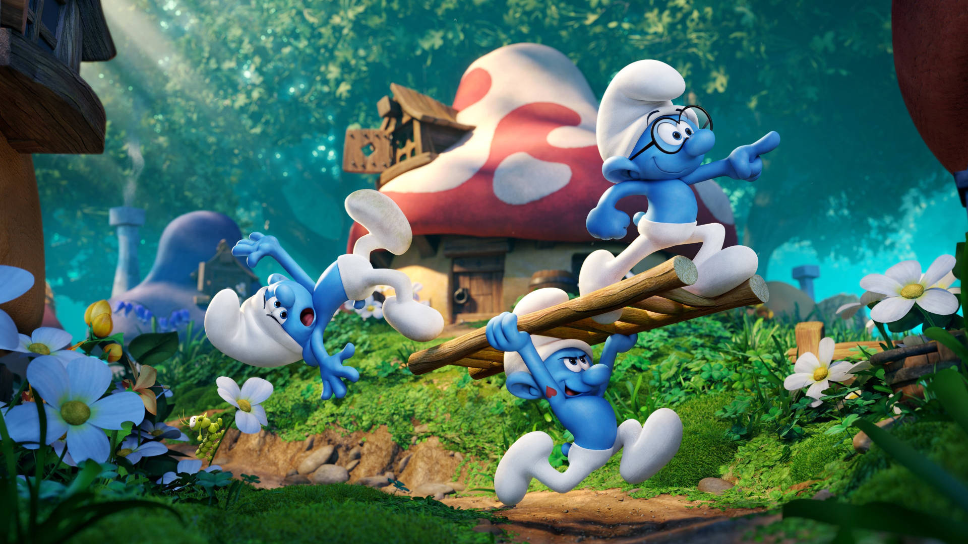 Smurfs 桌布 壁紙 — 三個藍色藍精靈精力充沛地扛著一塊木板穿過充滿活力的森林，森林裡有蘑菇屋和白色花朵。