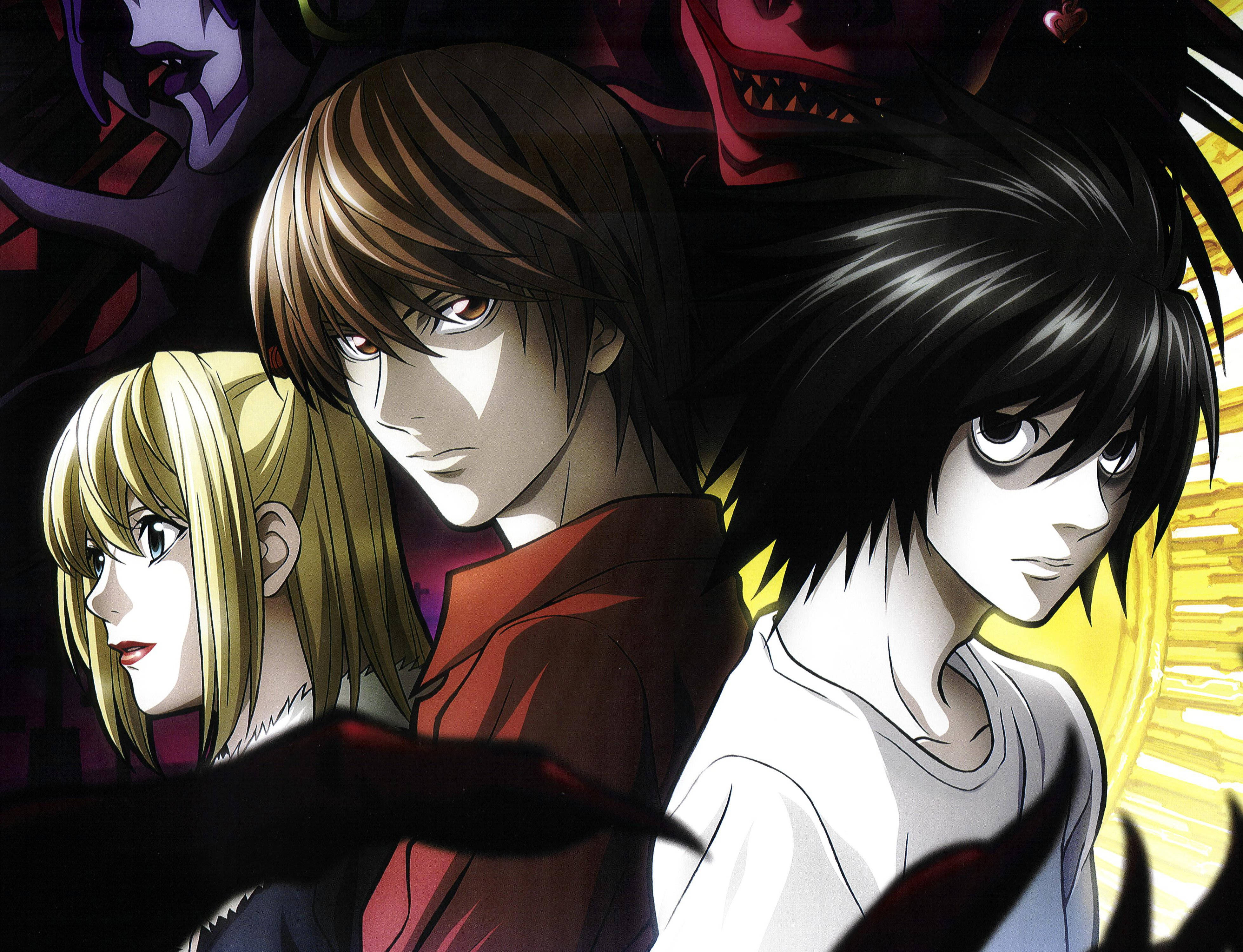 Light Yagami 桌布 壁紙 — 三個表情強烈的動漫角色站在陰暗的惡魔形象前，背景為黑暗。
