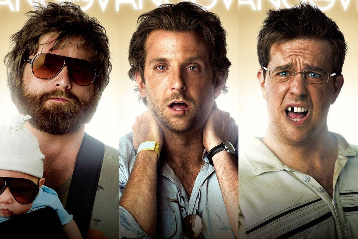 the hangover 桌布 壁紙 — 三個表情誇張的男人和一個戴太陽眼鏡的嬰兒在明亮的背景前擺姿勢。