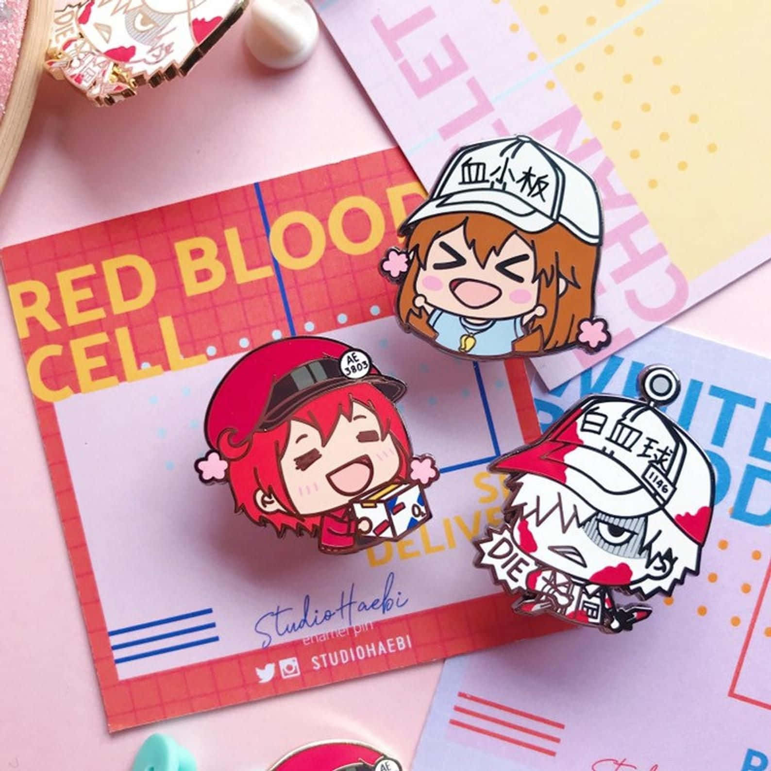 Cells At Work 桌布 壁紙 — 三個表情豐富的Q版動漫血細胞琺瑯徽章放在彩色印刷卡片上。