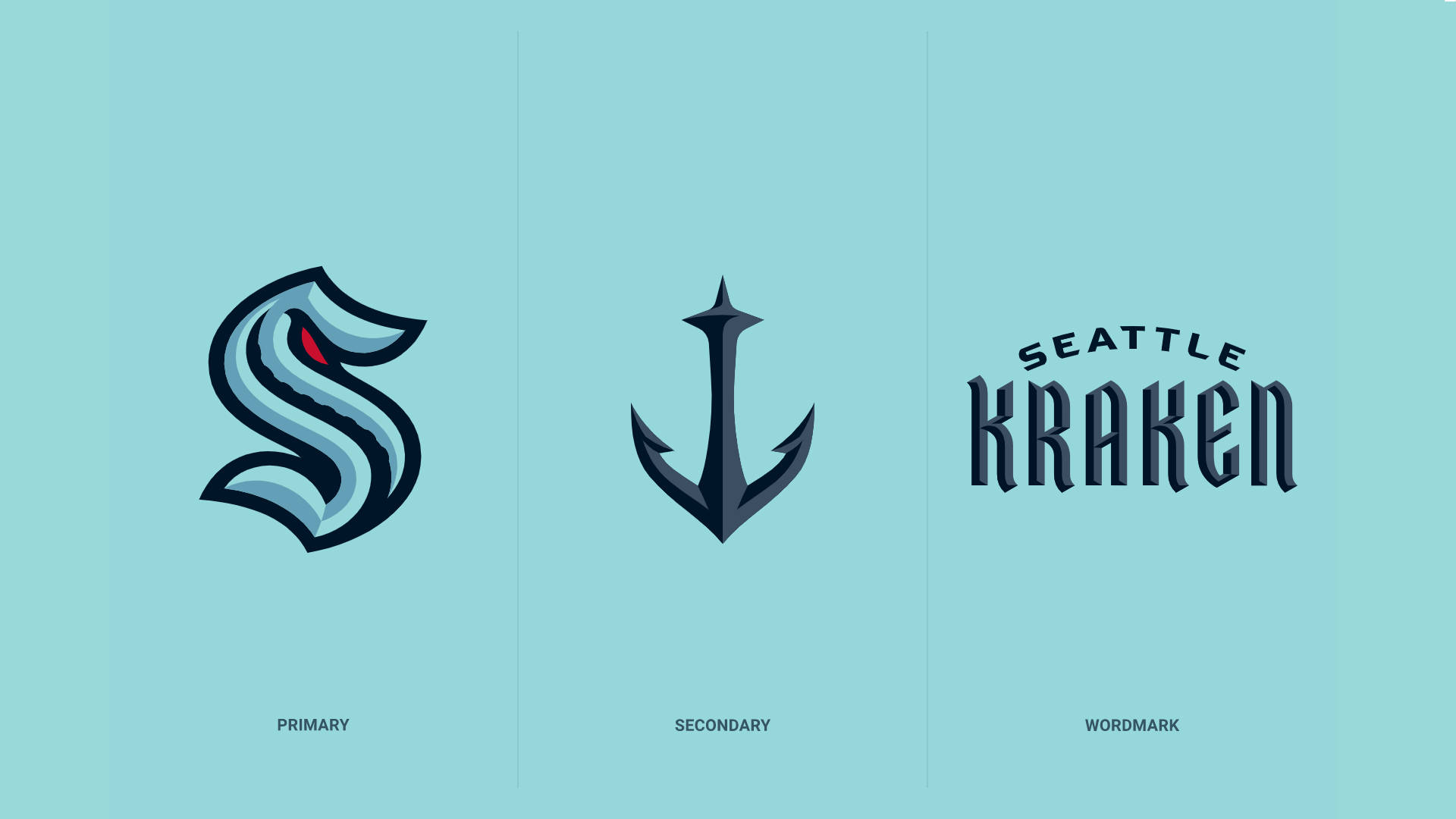 Kraken 桌布 壁紙 — 三個西雅圖海怪標誌變體顯示在淺藍色背景上，包括主要、次要和字標設計。