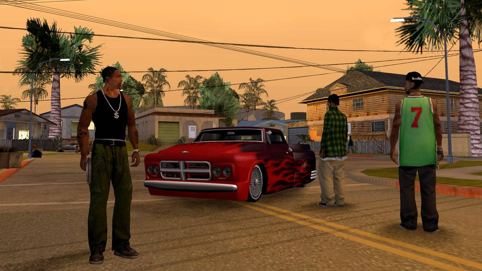 Gta 桌布 壁紙 — 三個角色站在一條棕櫚樹成蔭的街道上，夕陽下圍著一輛紅色火焰塗裝的經典汽車。