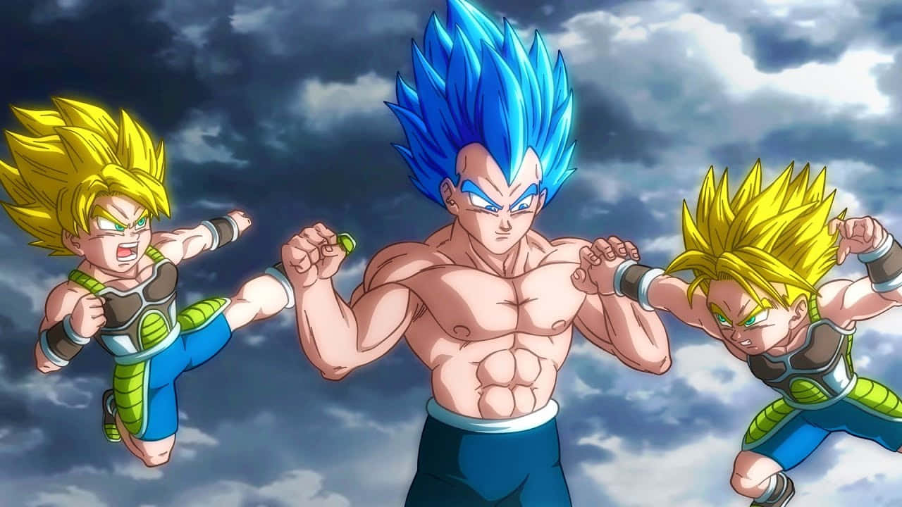 Vegeta And Trunks 桌布 壁紙 — 三個超級賽亞人角色，擁有尖刺頭髮和肌肉發達的身體，在暴風雨的天空下動態飛翔。