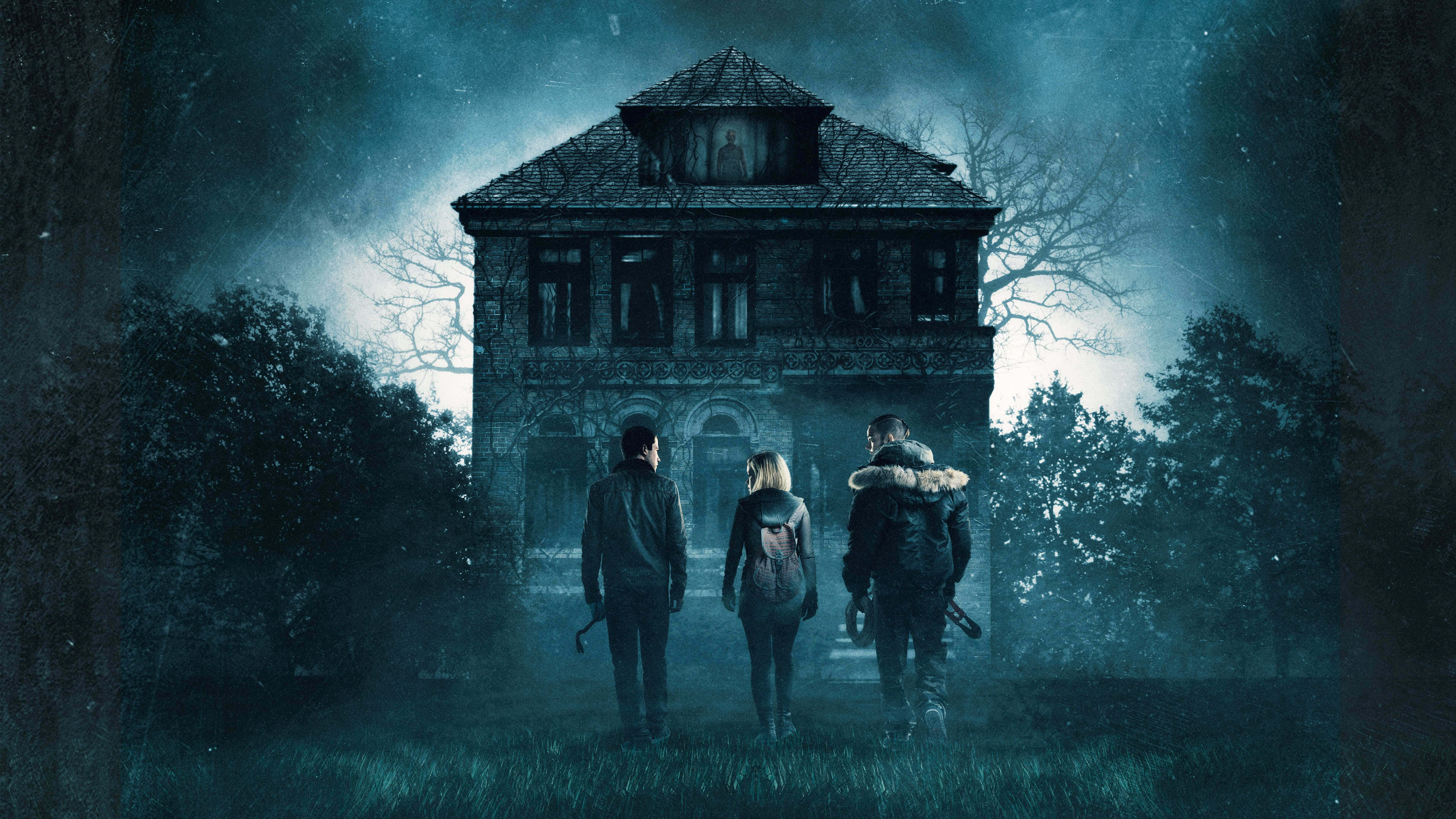 Scary Movies 桌布 壁紙 — 三個身影站在詭異的月光下，面對一棟鬧鬼的大宅，閣樓窗戶裡有一張幽靈般的臉。