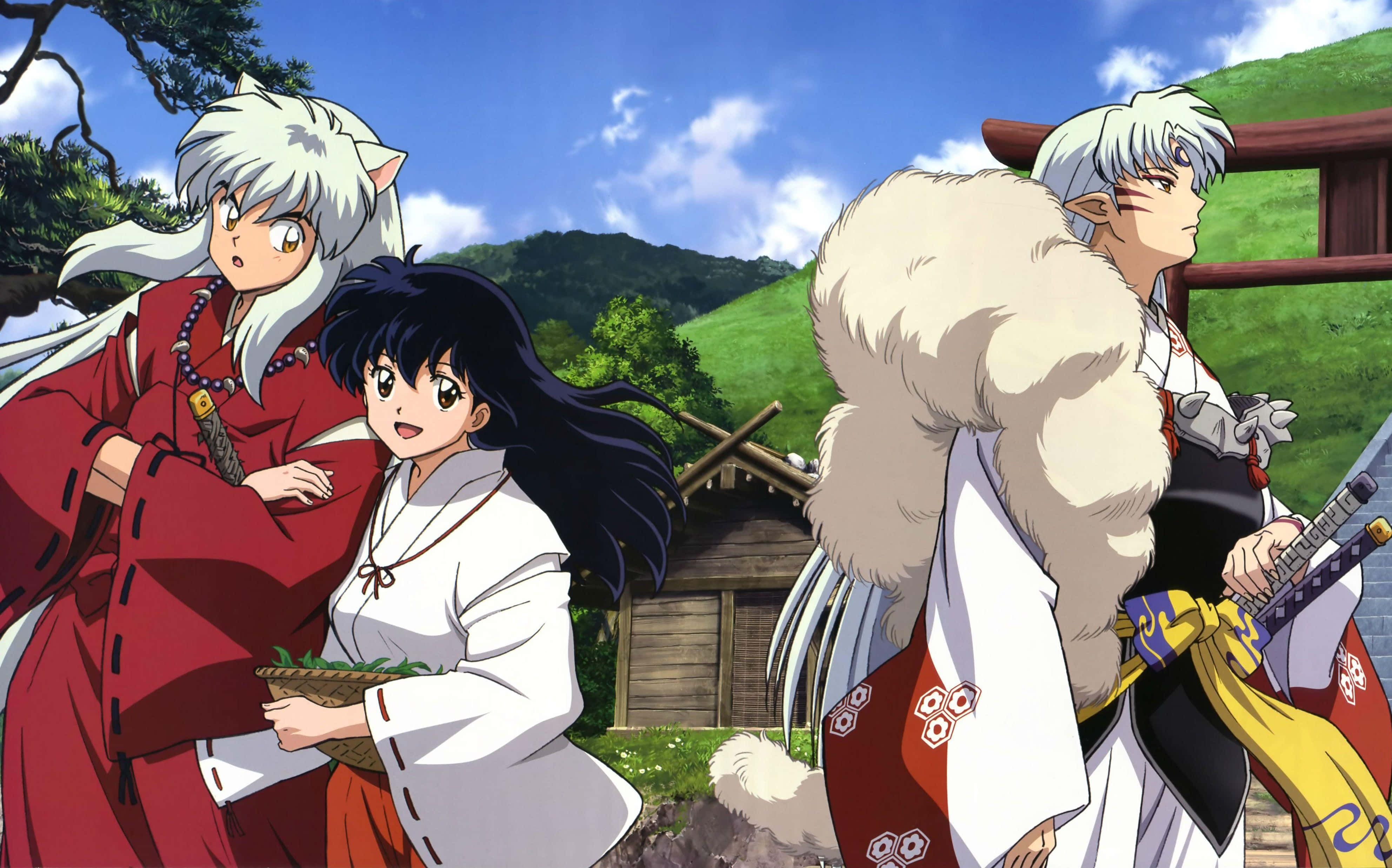 Inuyasha 桌布 壁紙 — 三個身穿傳統日本服飾的動漫角色站在戶外木門附近，背後有綠色山丘和藍天。