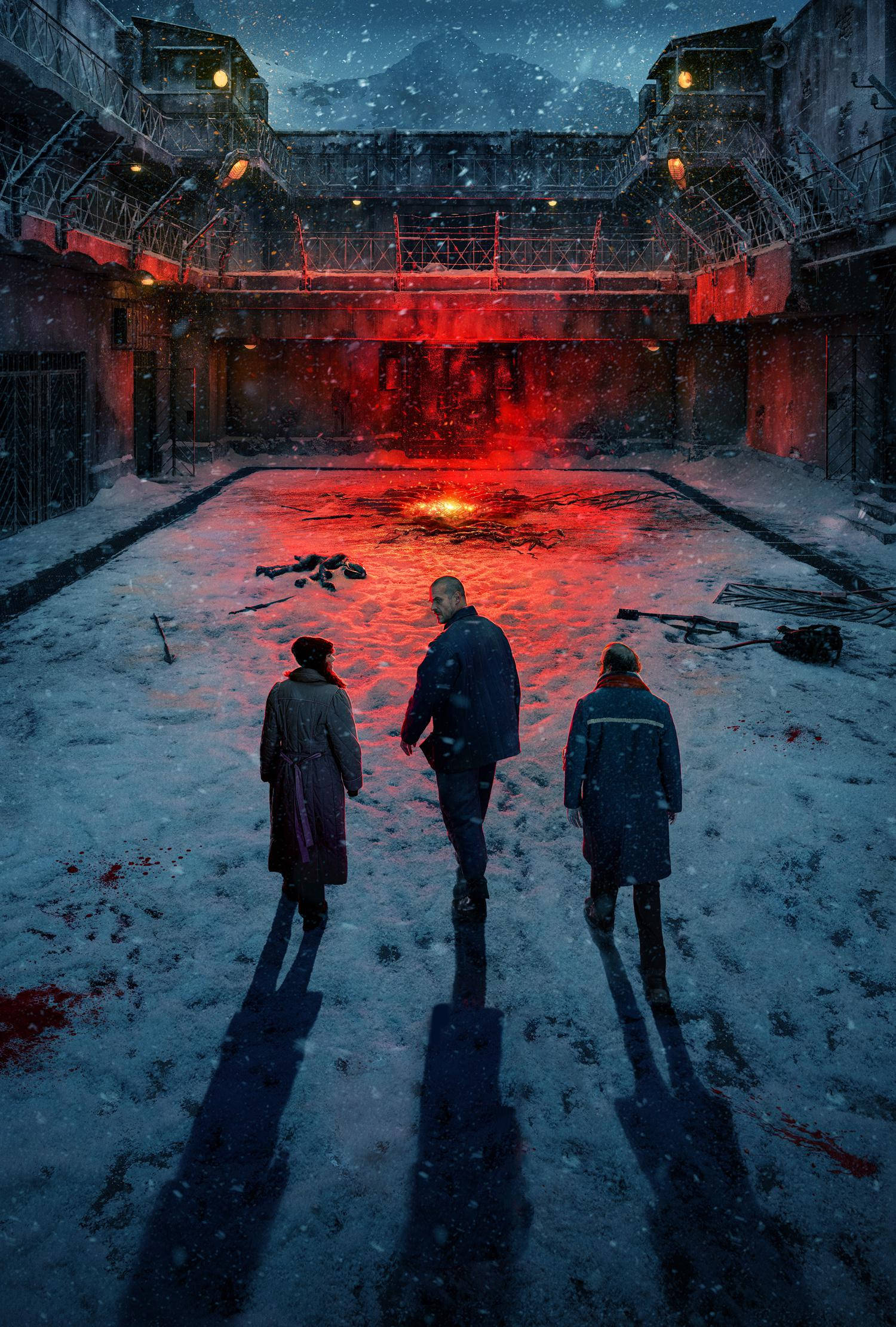Stranger Things 4 桌布 壁紙 — 三個身穿冬季外套的人物站在白雪覆蓋的庭院中，紅光照亮中央的一灘血，背景是飄雪的夜空。