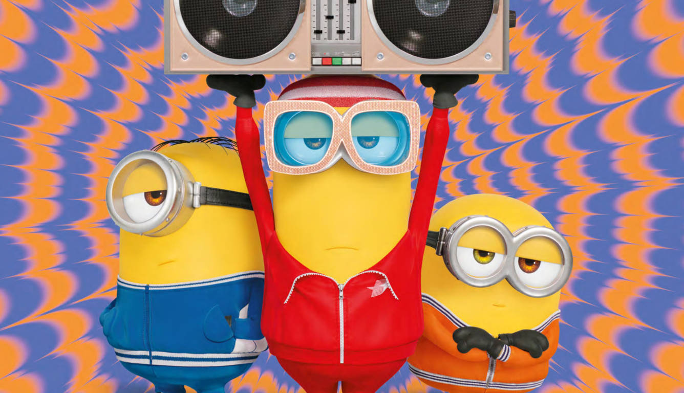 Despicable Me 2 桌布 壁紙 — 三個身穿彩色運動服的迷你兵團在迷幻橙藍波浪背景前舉起一部手提音響。