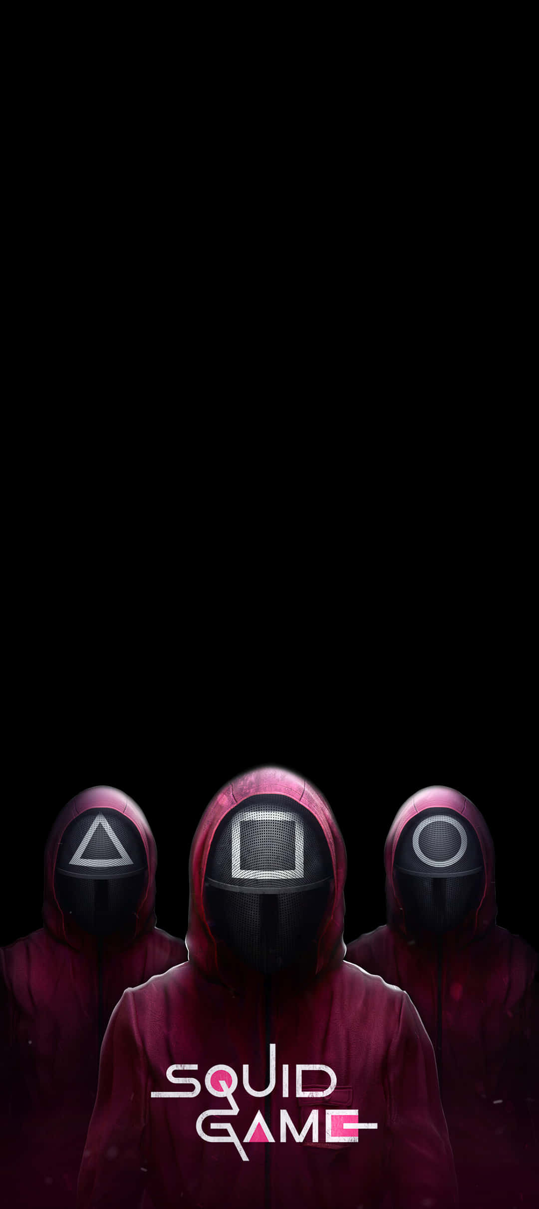 Squid Game iPhone 桌布 壁紙 — 三個身穿栗色連帽服裝、戴著幾何面具的人物站在黑色背景前，下方有魷魚遊戲標誌。
