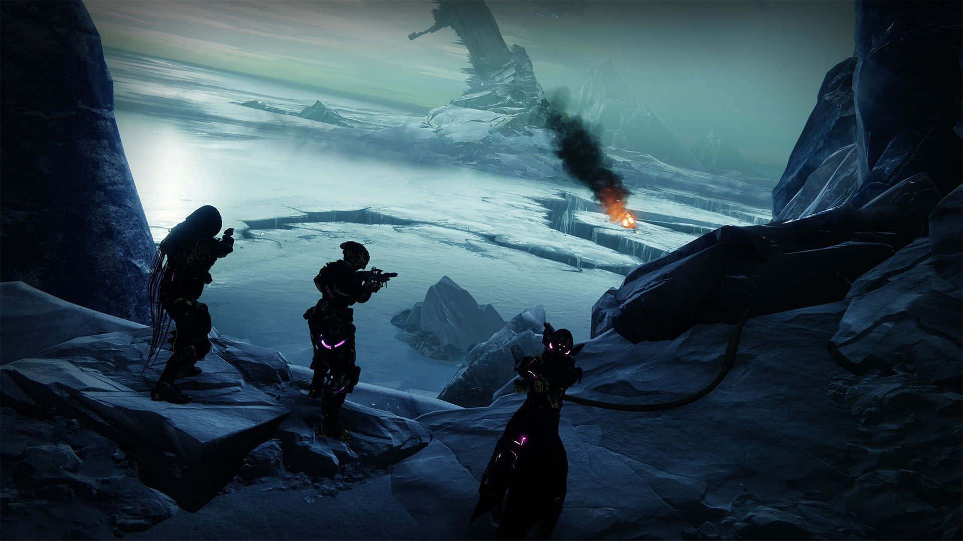 Best Destiny 2 桌布 壁紙 — 三個身穿盔甲的人物站在冰崖上，俯瞰著冰封的荒地，遠處有一座燃燒的建築物和一個巨大的破碎巨石。
