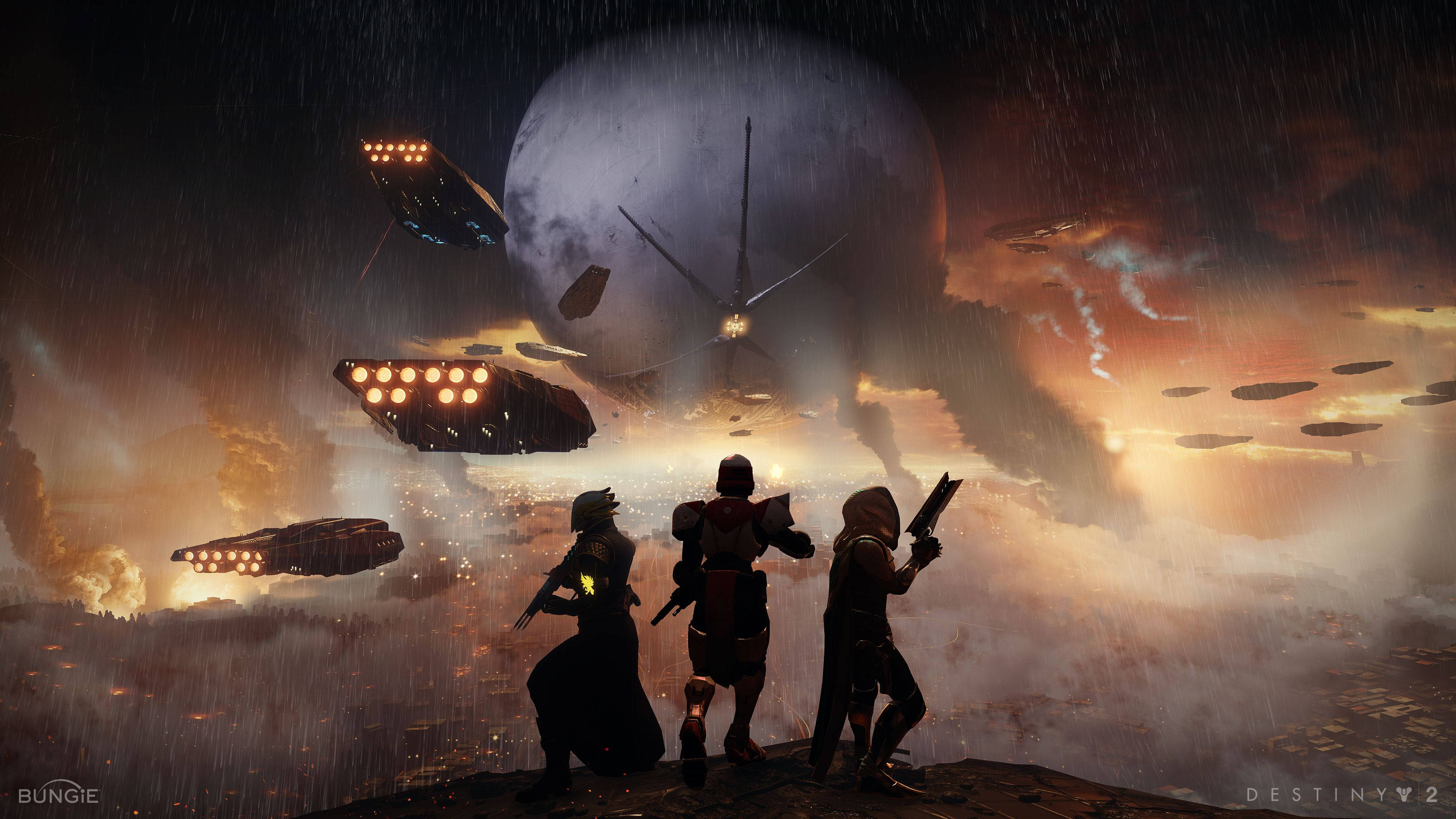 destiny 4K 桌布 壁紙 — 三個身穿盔甲的人物站在懸崖上，看著發光的太空船在風暴般的外星天空中飛過一個巨大的月亮。