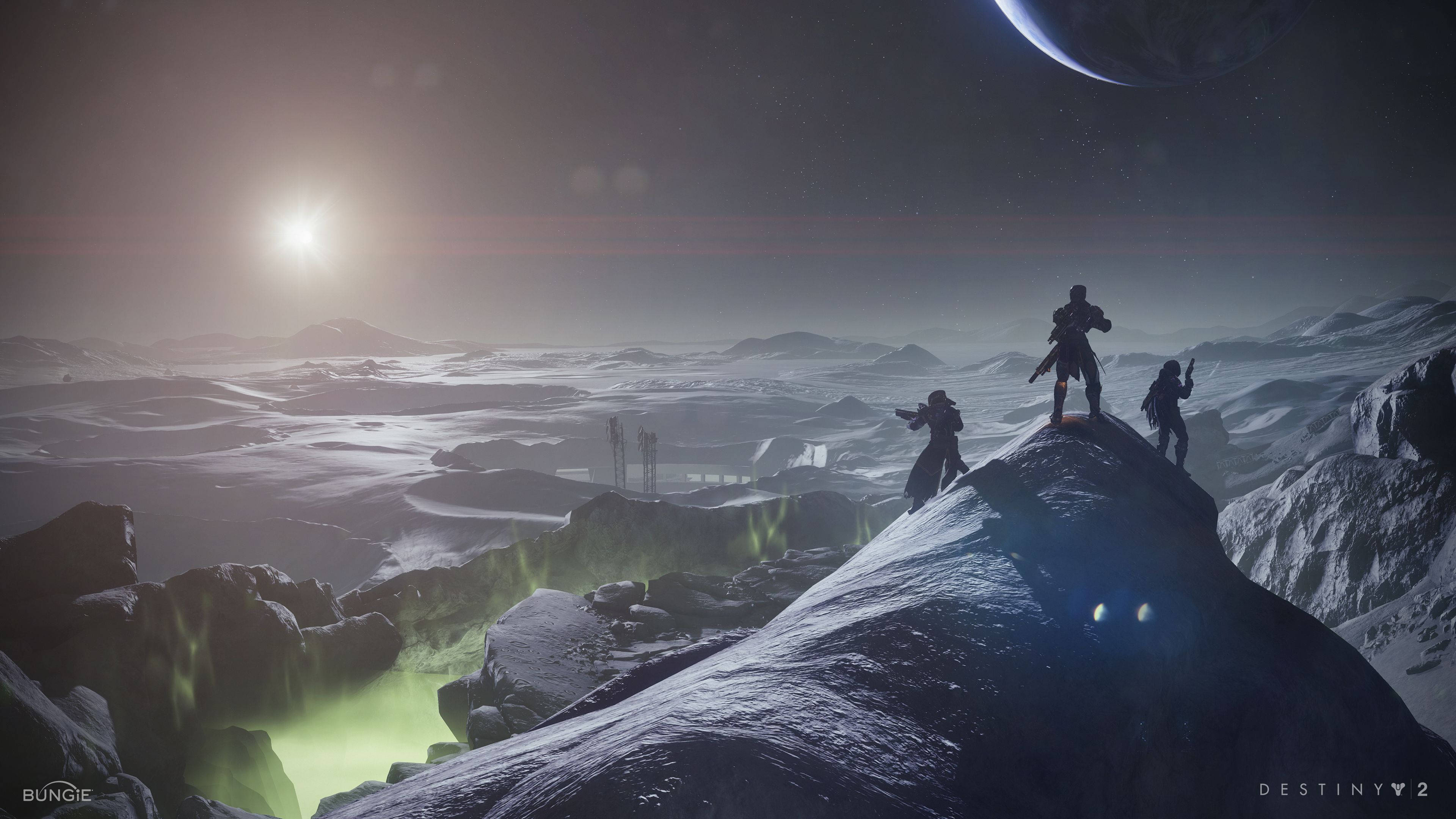 destiny 2 shadowkeep 桌布 壁紙 — 三個身穿盔甲的人物站在白雪覆蓋的山頂上，俯瞰著廣闊的外星景觀，下方是發光的太陽和彎月。