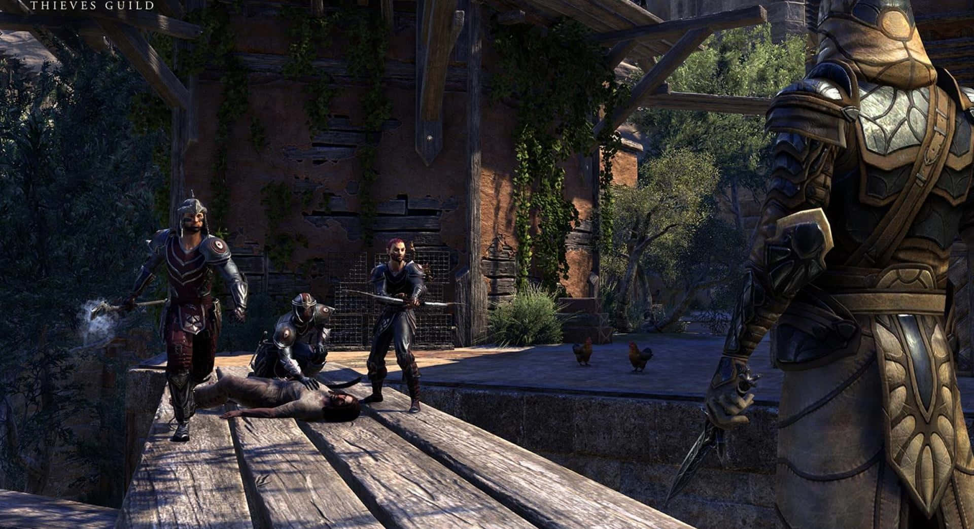 Thieves Guild 桌布 壁紙 — 三個身穿盔甲的盜賊在陽光普照的庭院中，在一座被常春藤覆蓋的石牆木橋上與一個倒下的身影對峙。