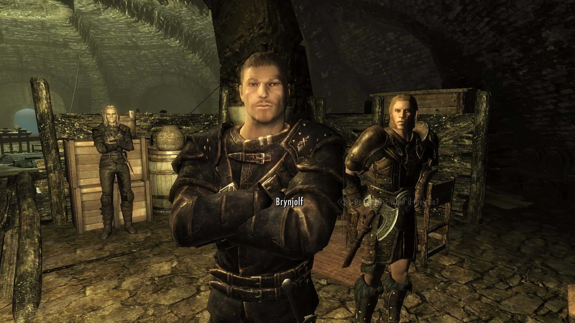 Skyrim Brynjolf 桌布 壁紙 — 三個身穿盔甲的角色站在一個昏暗的石頭酒館裡，周圍有木桶和質樸的裝飾。