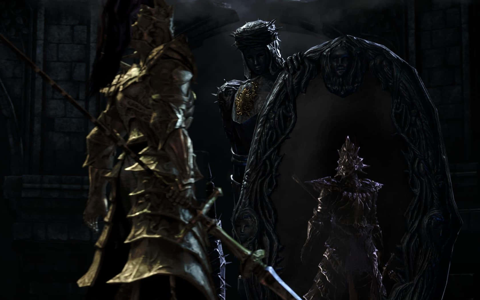 Dark Sun Gwyndolin 桌布 壁紙 — 三個身穿盔甲的身影站在昏暗的石室中，一個身穿閃閃發光的金色盔甲，面對兩個陰影般的盔甲敵人。