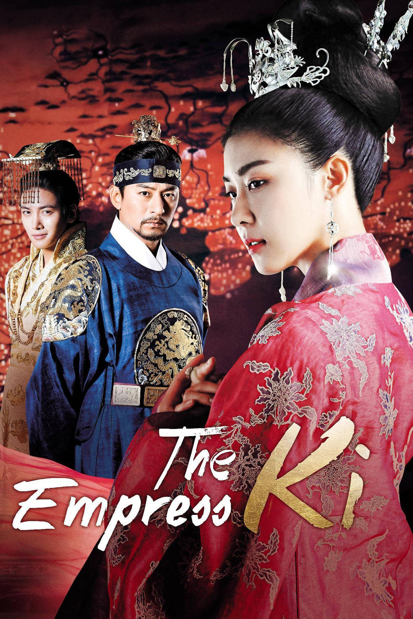 kdrama 桌布 壁紙 — 三個身穿華麗傳統韓國王室服飾的人物，站在帶有複雜圖案的火紅背景前。