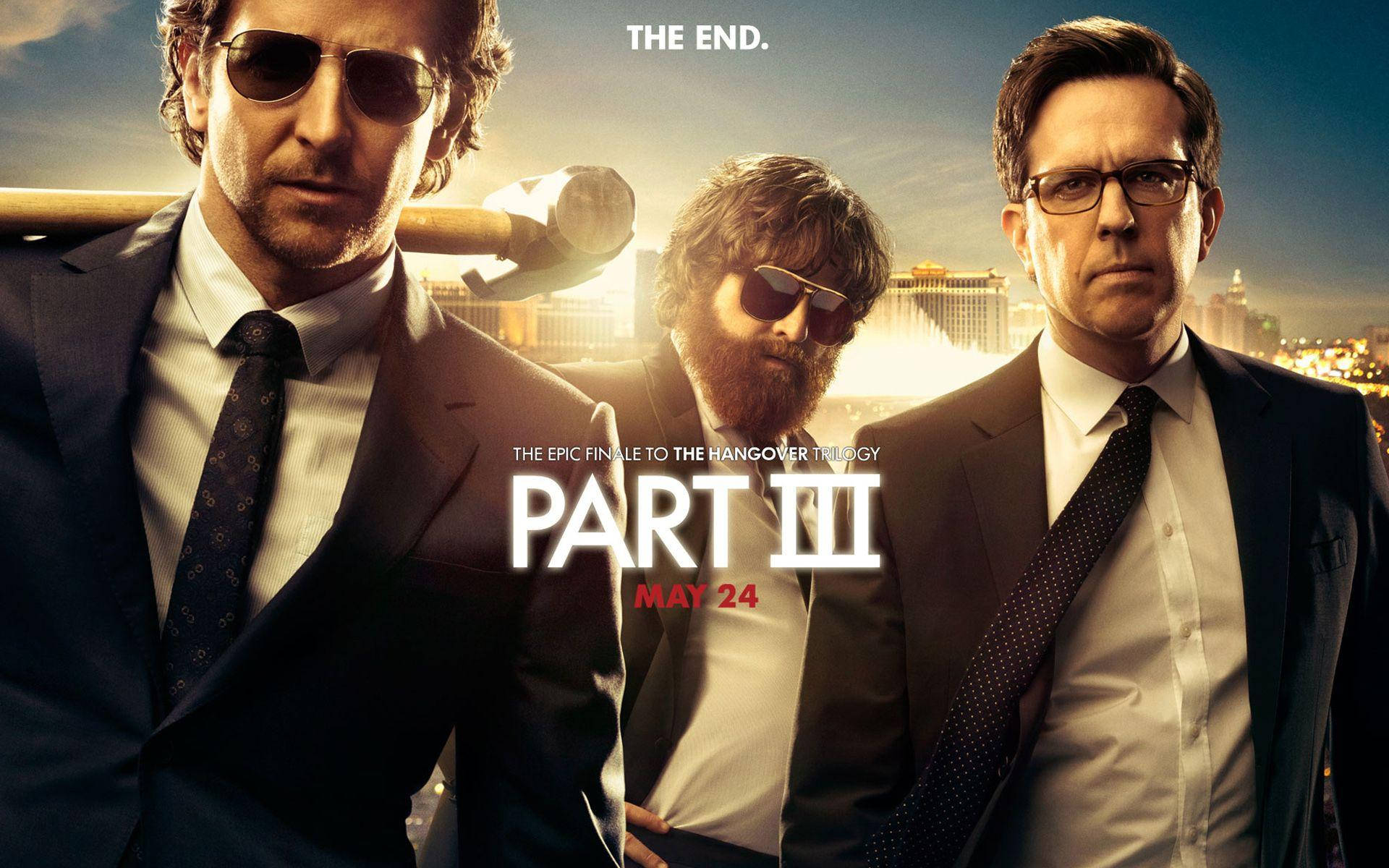the hangover 桌布 壁紙 — 三個身穿西裝、戴著太陽眼鏡的男人，肩上扛著錘子，站在日落時分閃耀的拉斯維加斯天際線前。